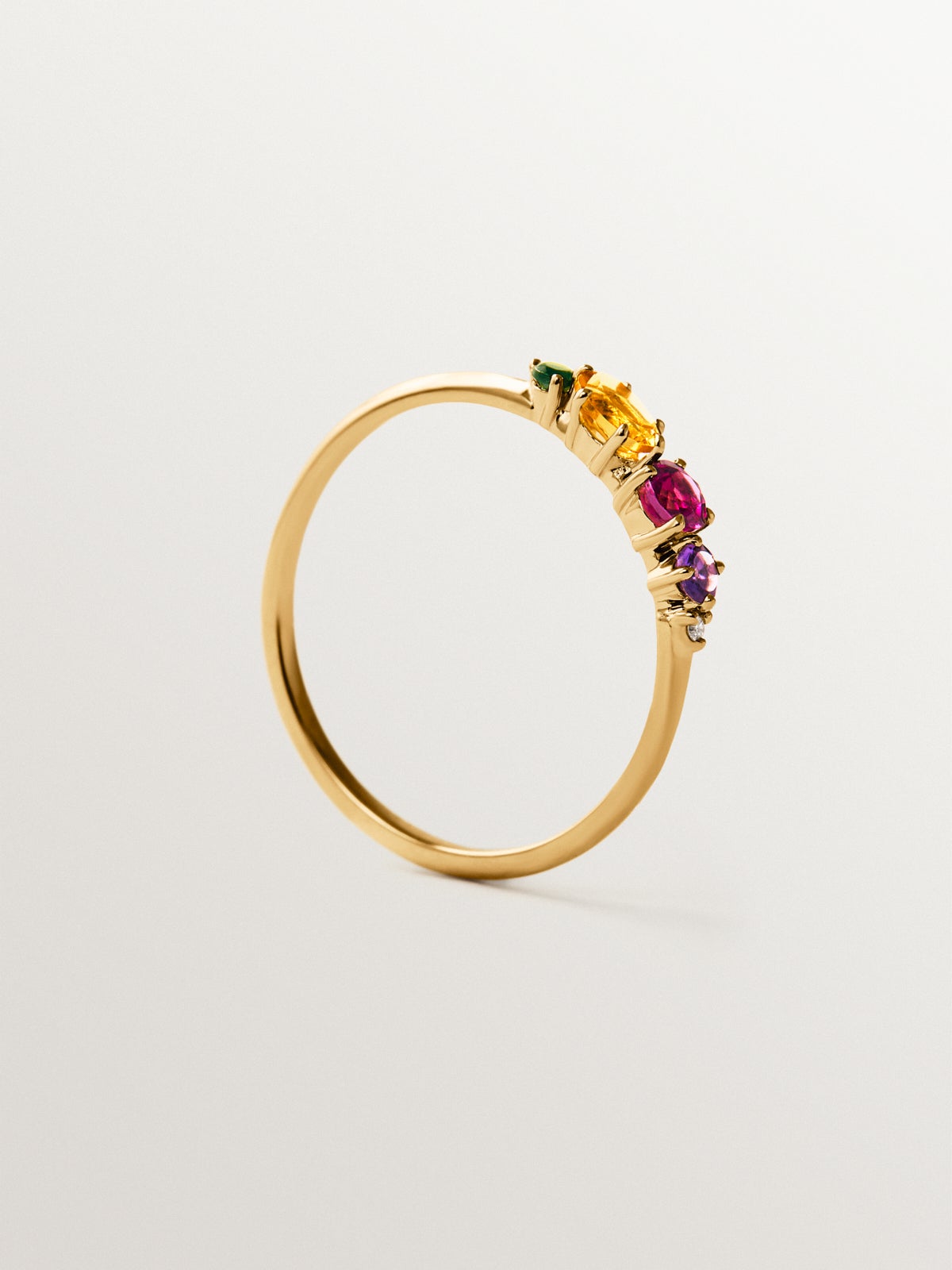 Anillo de oro amarillo de 18K con cuarzo citrino, rodolita, amatista negra, turmalina verde y diamante