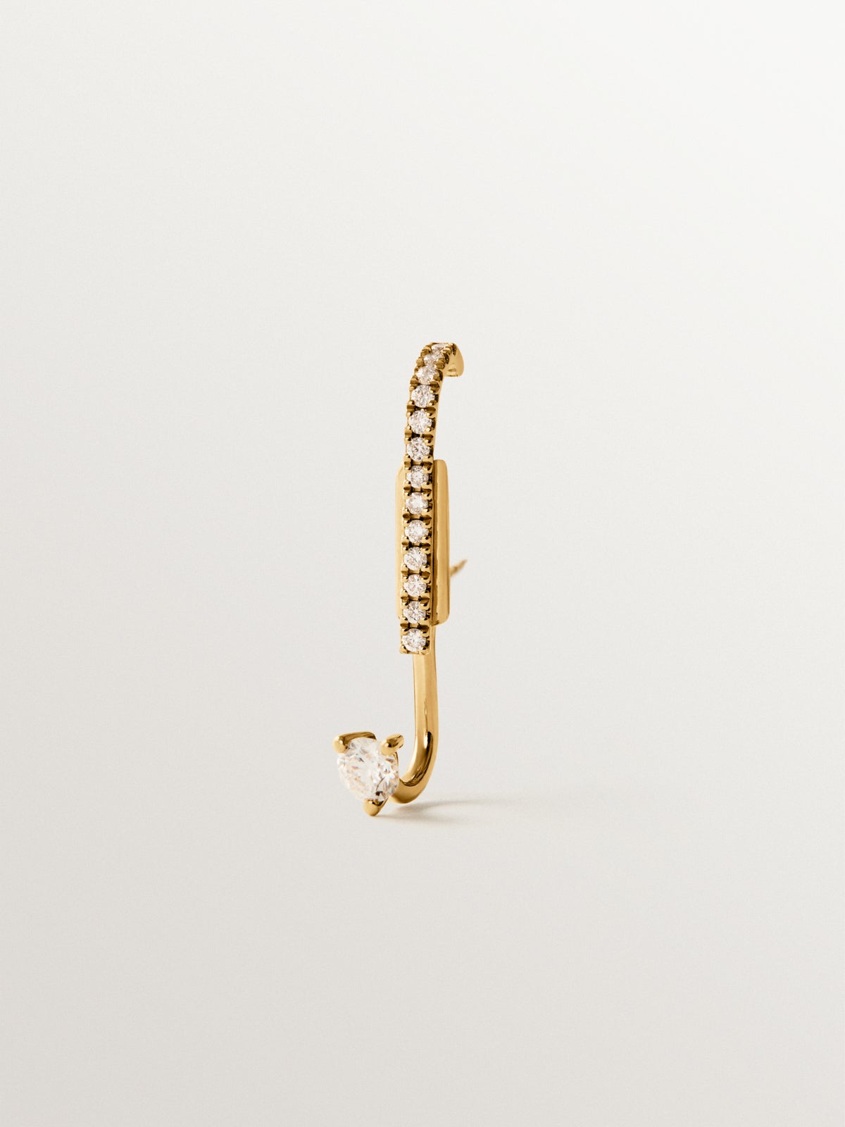 Pendiente individual irregular de oro amarillo de 18K con diamantes