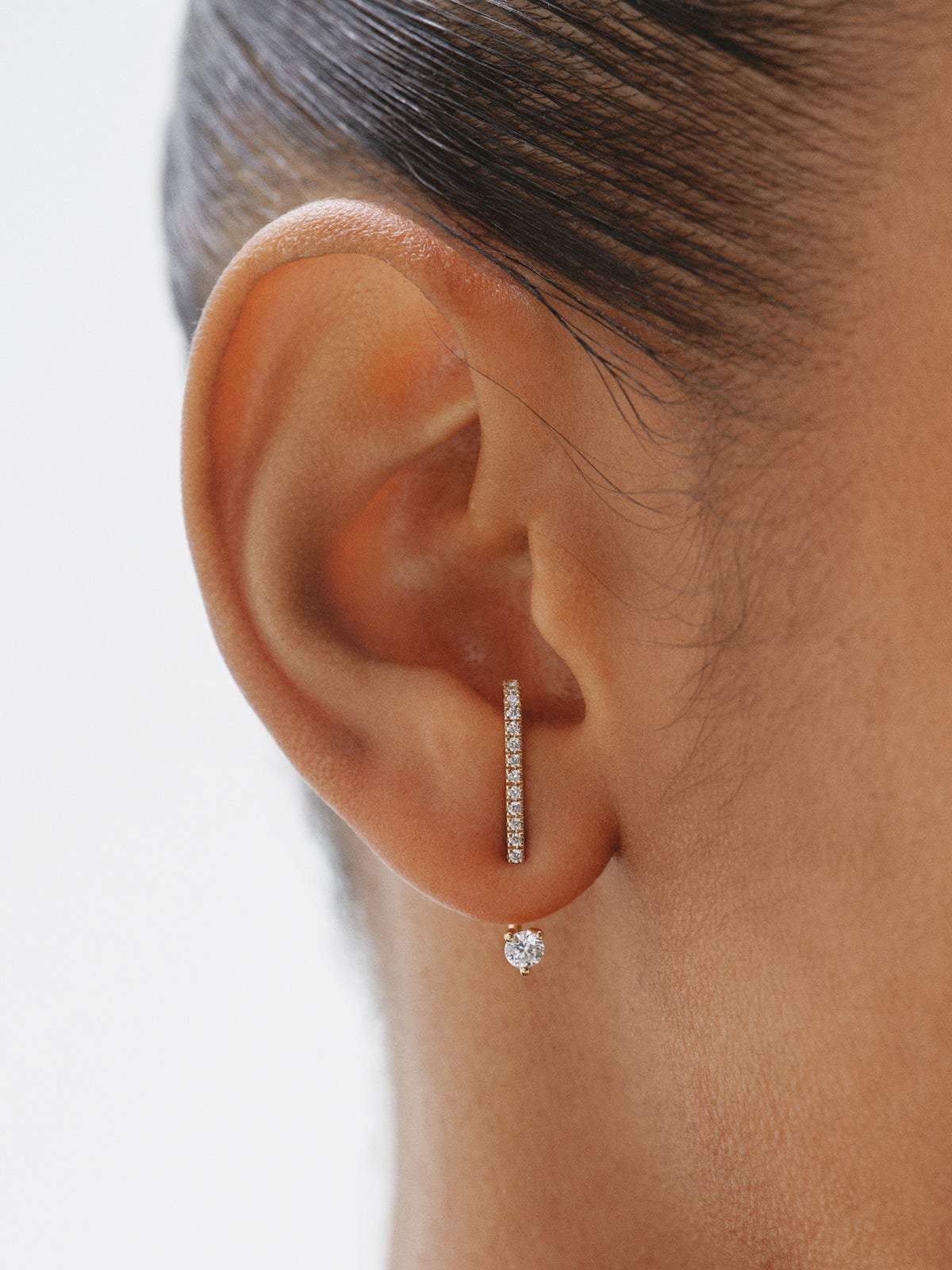 Pendiente individual irregular de oro amarillo de 18K con diamantes