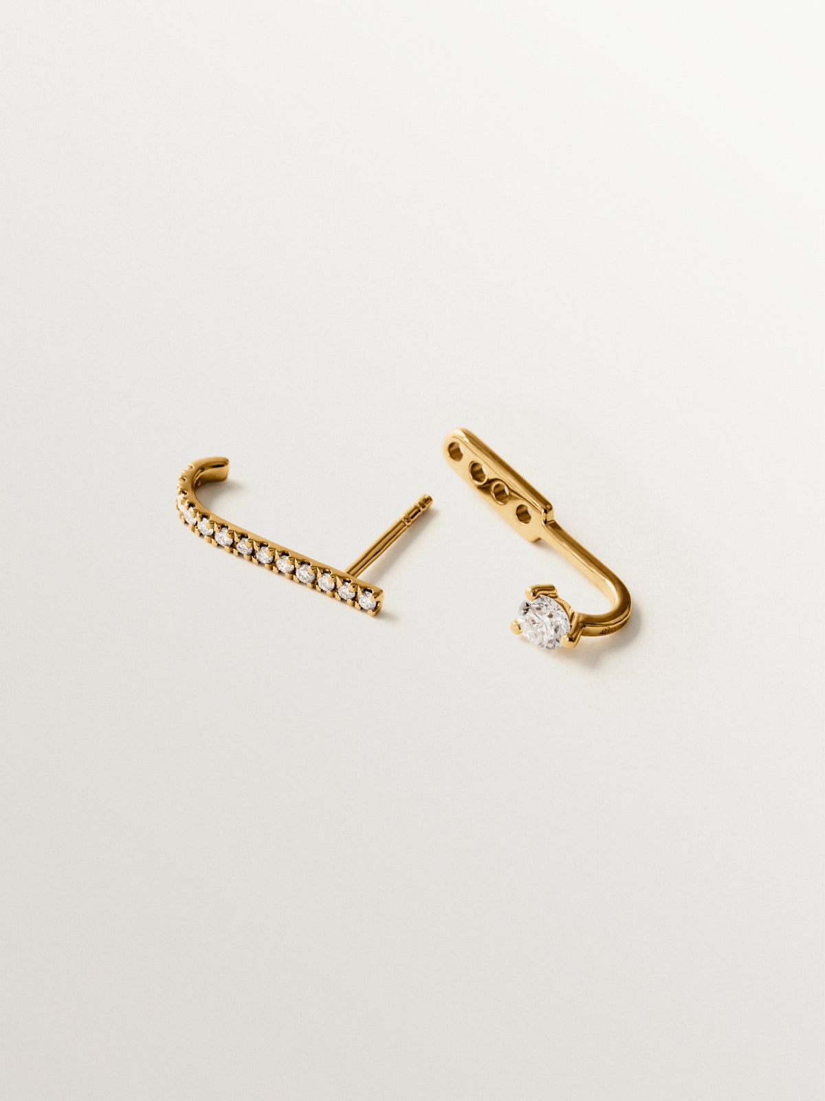 Pendiente individual irregular de oro amarillo de 18K con diamantes