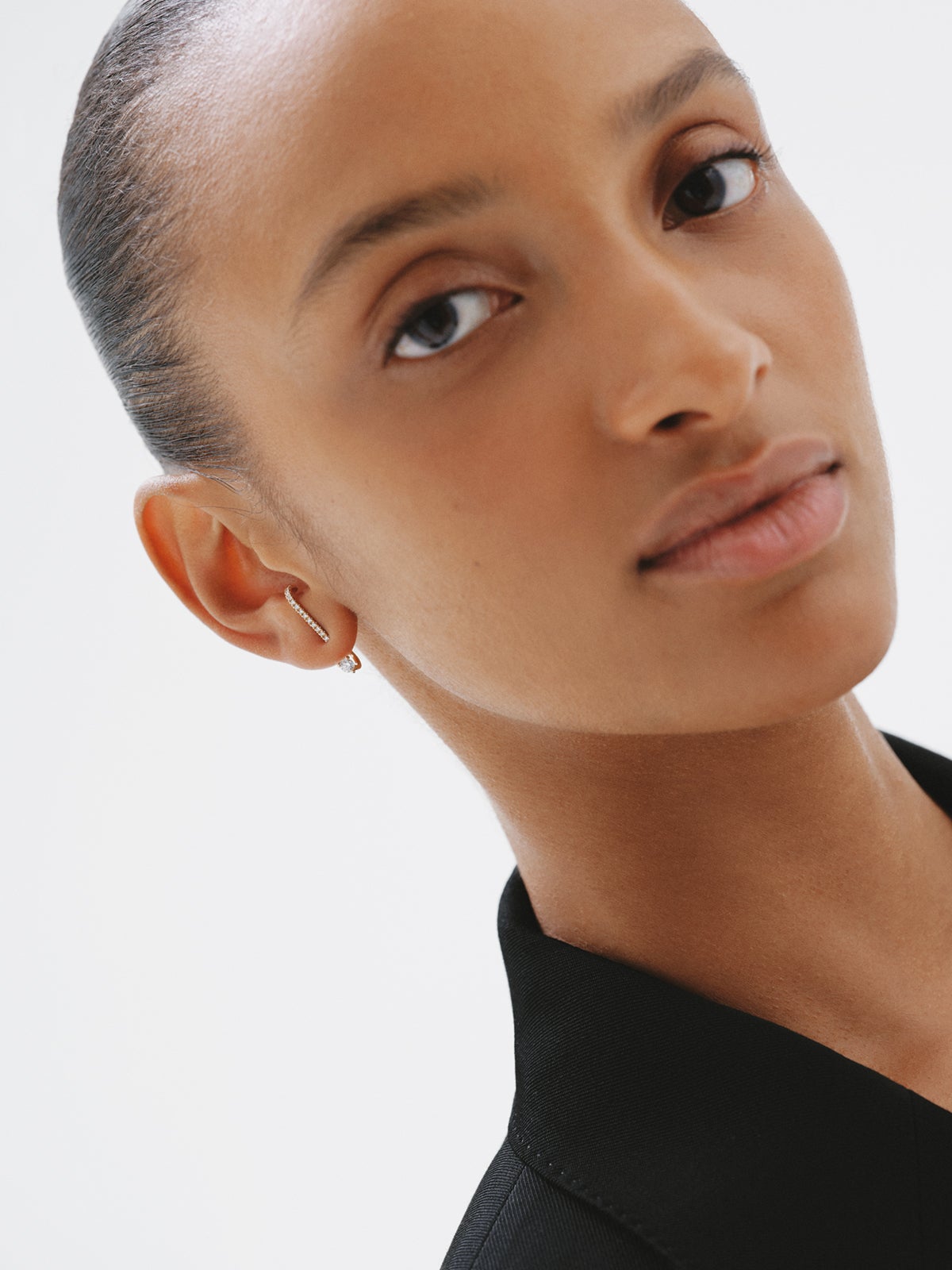 Pendiente individual irregular de oro amarillo de 18K con diamantes