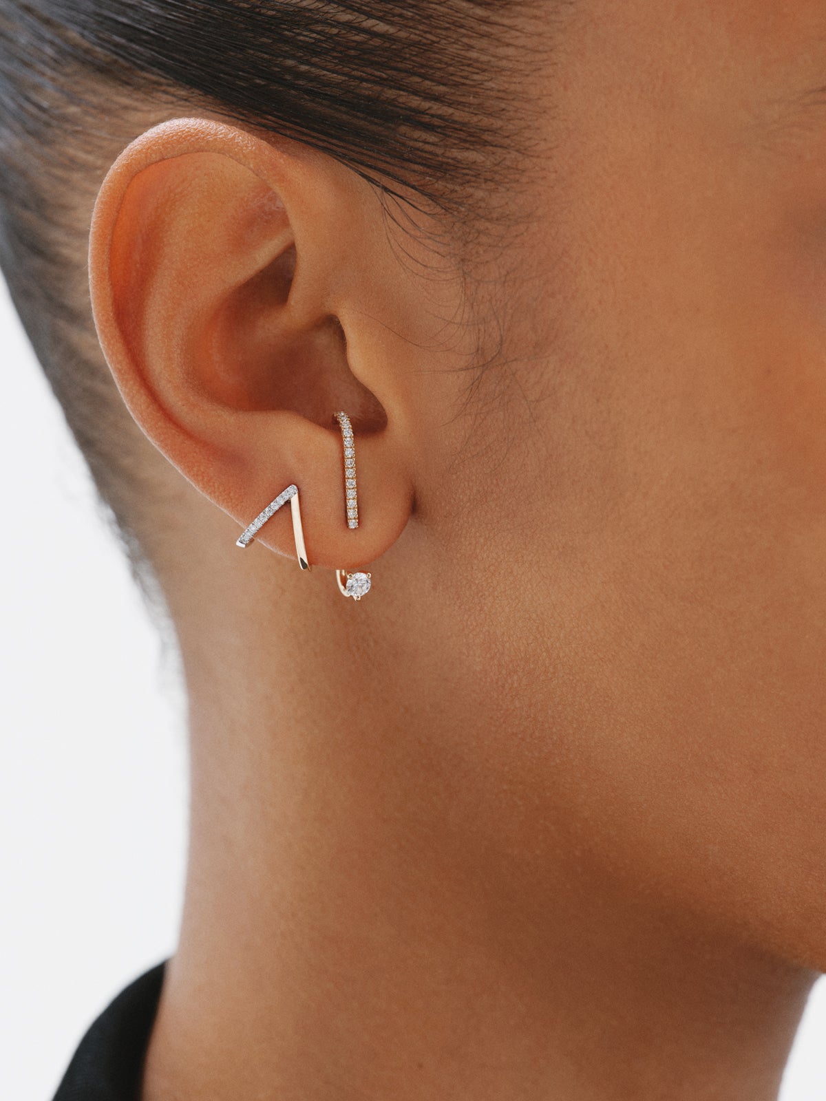 Pendiente individual irregular de oro amarillo de 18K con diamantes