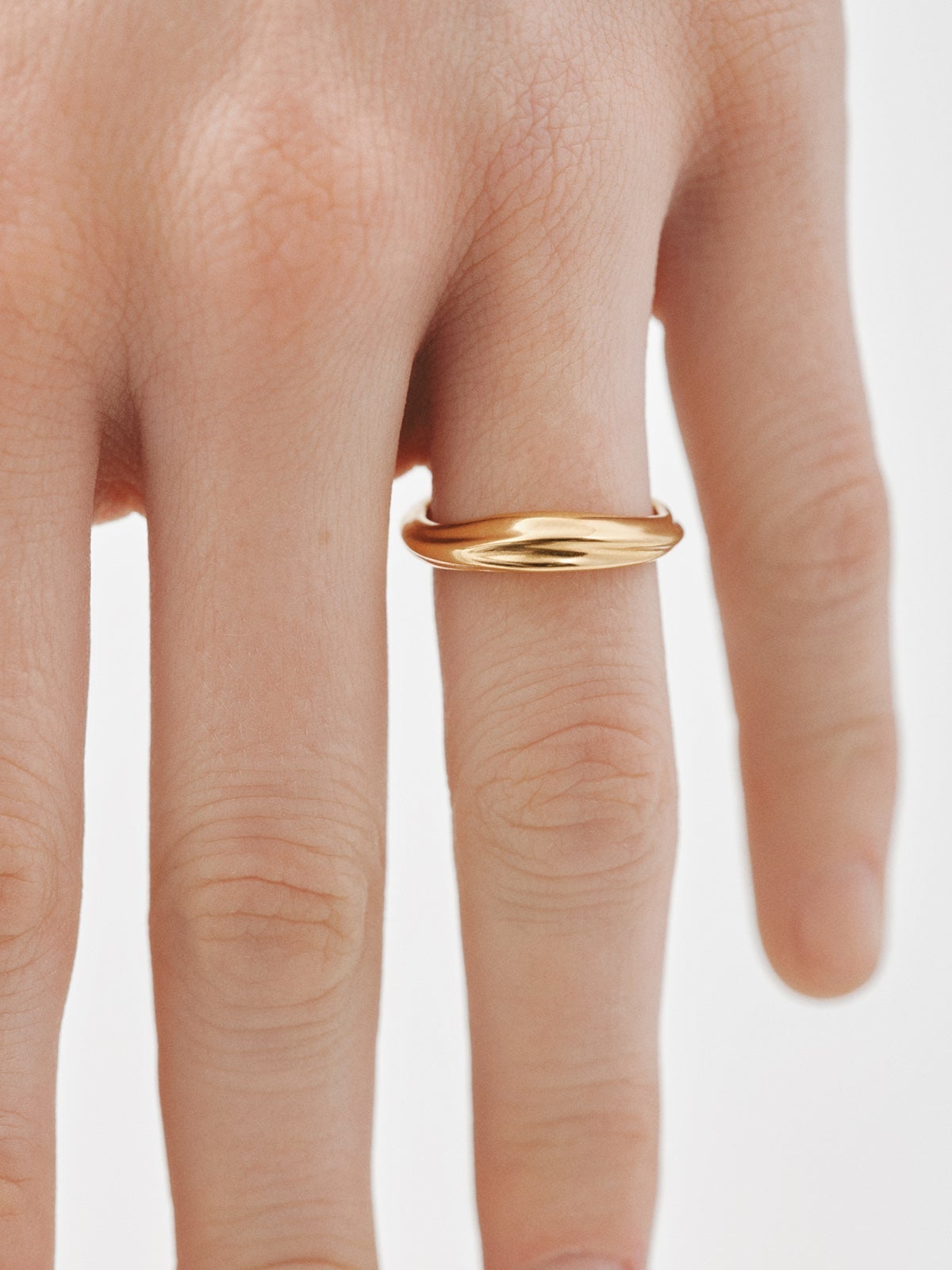 Anillo de plata 925 bañada en oro amarillo de 18K con textura