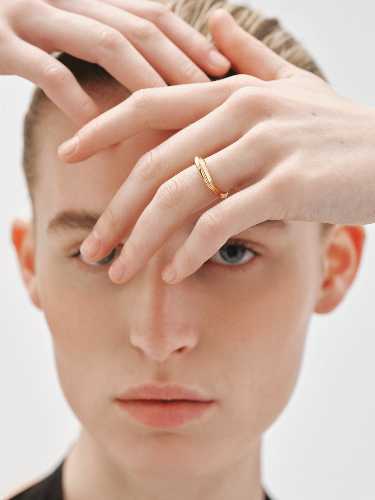 Anillo de plata 925 bañada en oro amarillo de 18K con textura