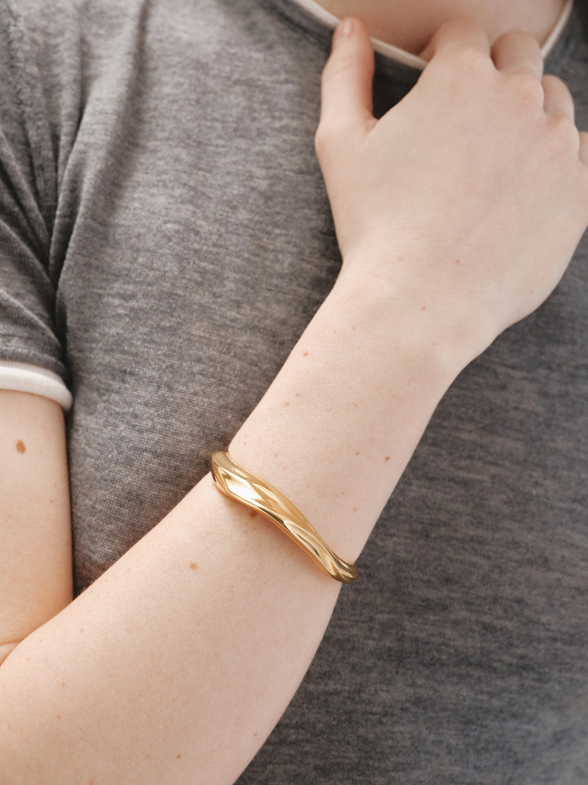 Pulsera rígida de plata 925 bañada en oro amarillo de 18K con textura