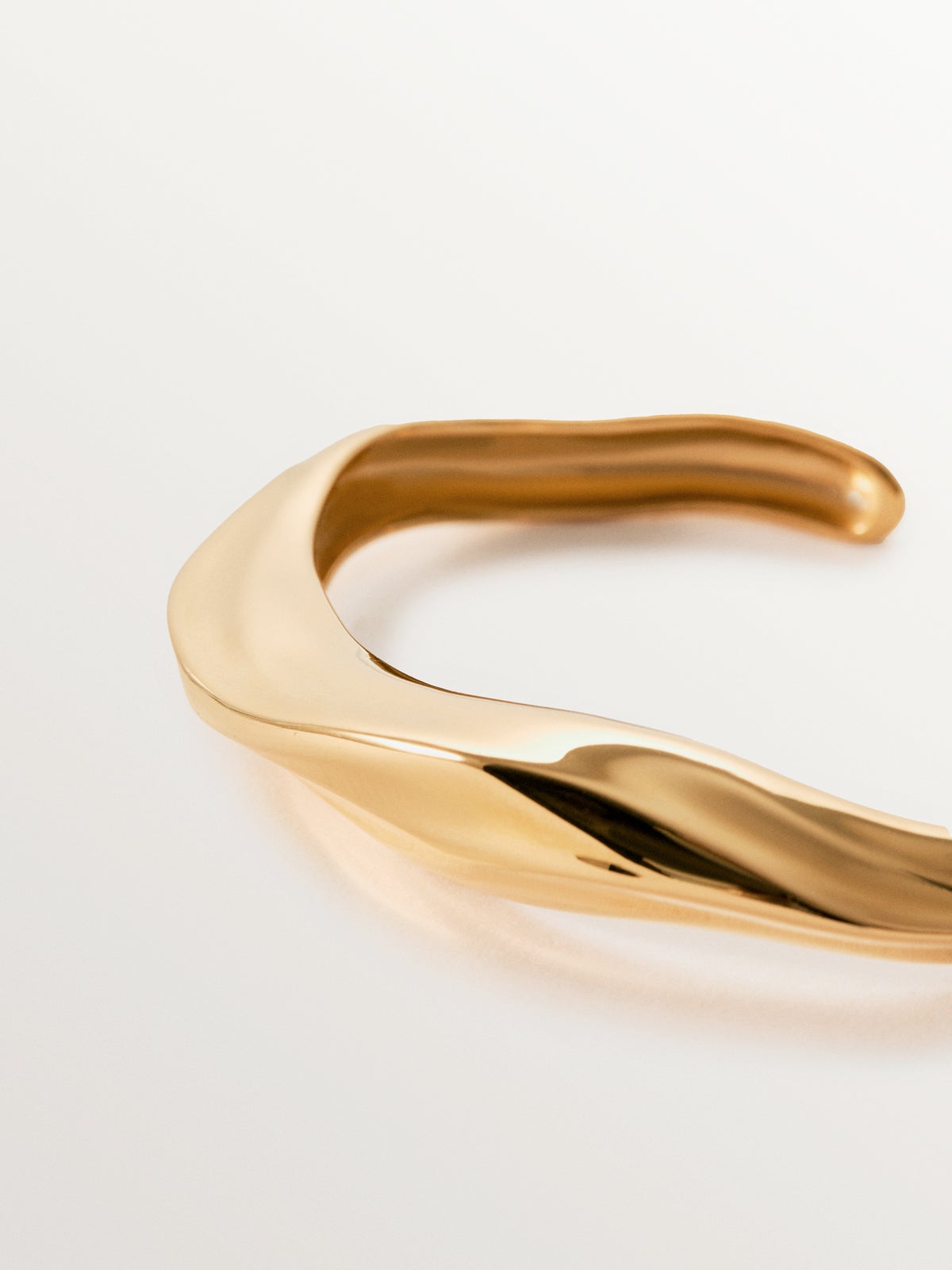 Pulsera rígida de plata 925 bañada en oro amarillo de 18K con textura