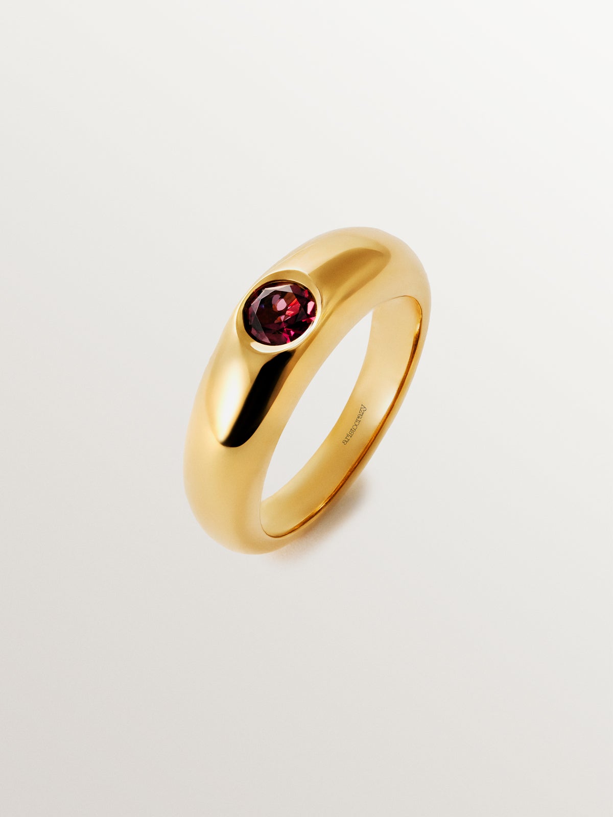 Anillo de plata 925 bañada en oro amarillo de 18K con rodolita roja