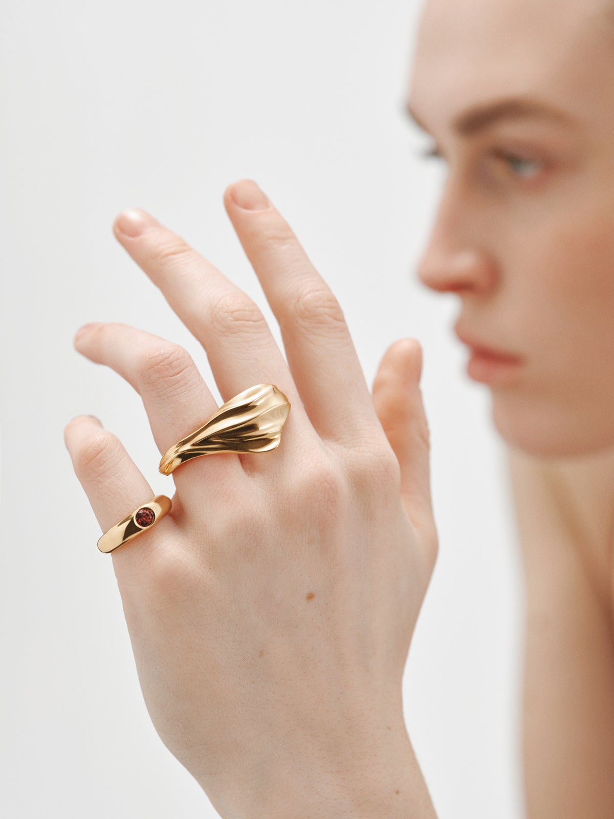Anillo de plata 925 bañada en oro amarillo de 18K con rodolita roja
