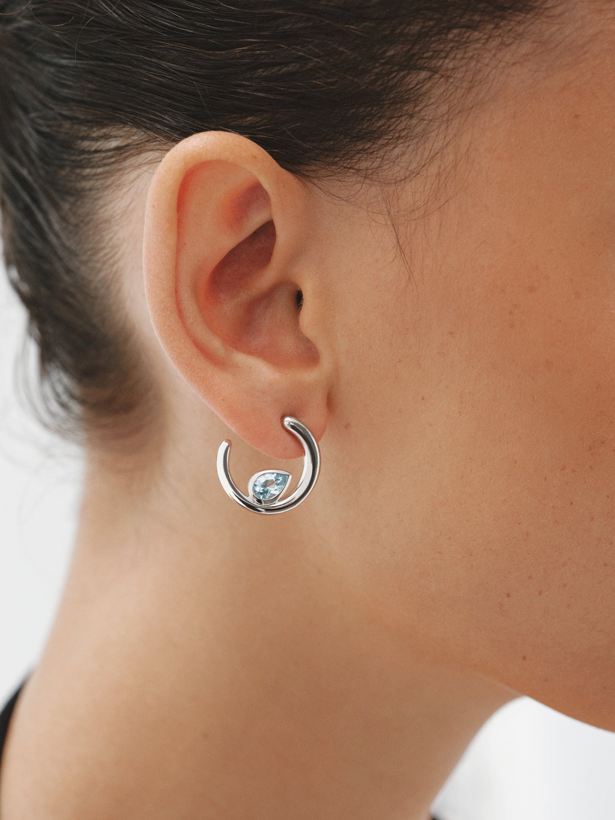 Pendientes de aro de plata 925 con 2 topacios azul sky