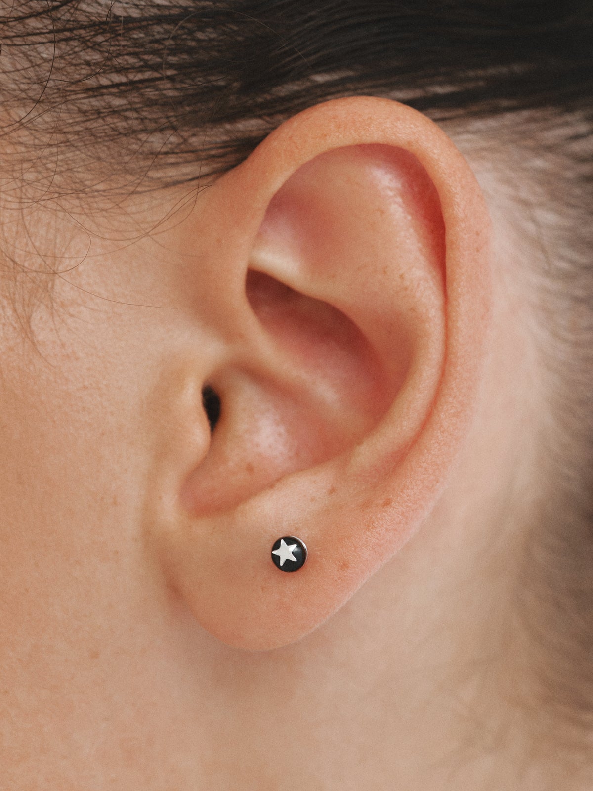 Piercing de oro blanco de 18K con ónix negro y forma de estrella