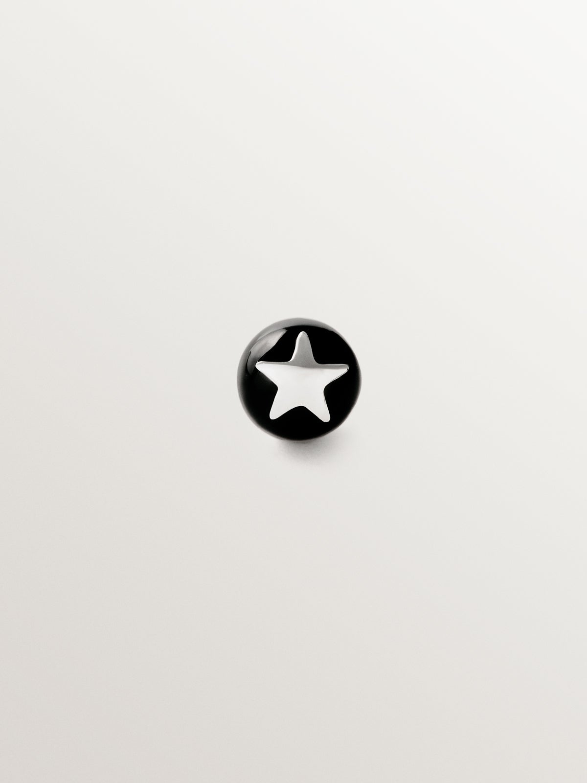 Piercing de oro blanco de 18K con ónix negro y forma de estrella