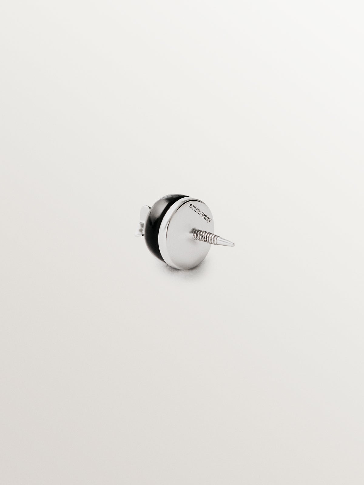 Piercing de oro blanco de 18K con ónix negro y forma de estrella