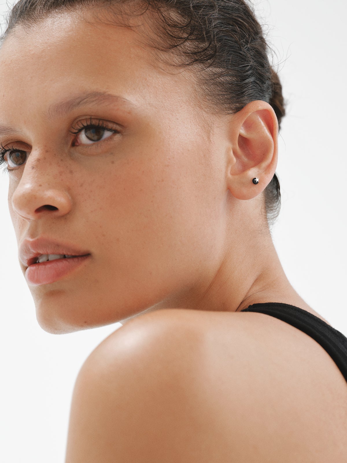 Piercing de oro blanco de 18K con ónix negro y forma de estrella