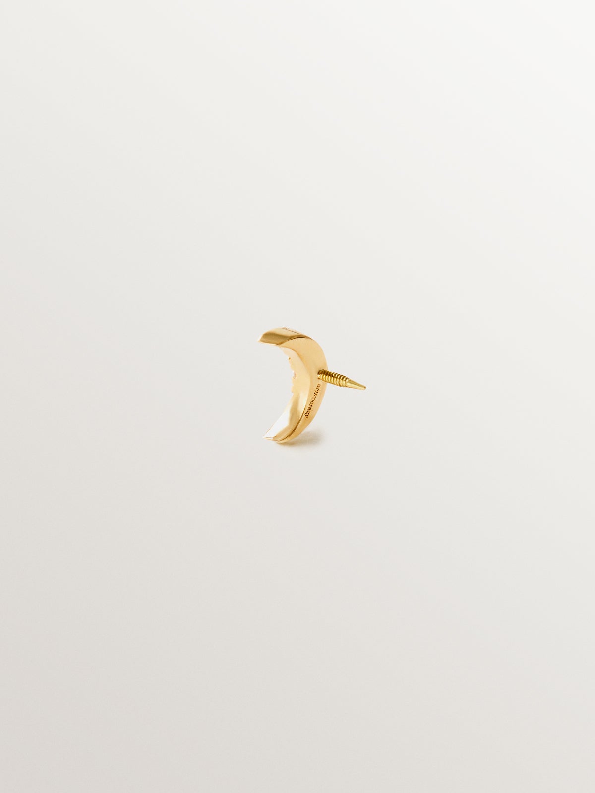 Piercing de oro amarillo de 18K con diamantes en talla brillante y forma de luna