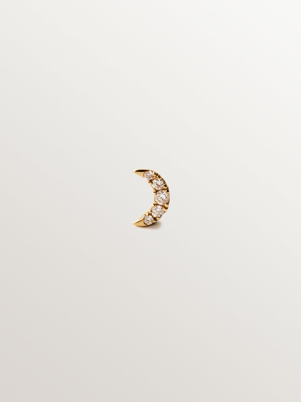 Piercing de oro amarillo de 18K con diamantes en talla brillante y forma de luna