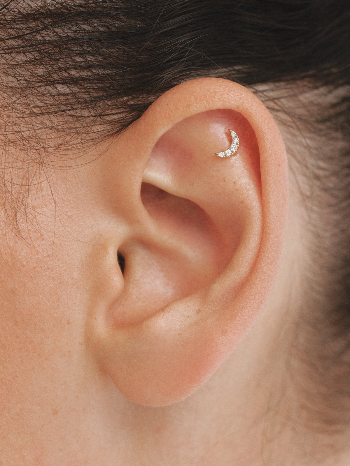 Piercing de oro amarillo de 18K con diamantes en talla brillante y forma de luna