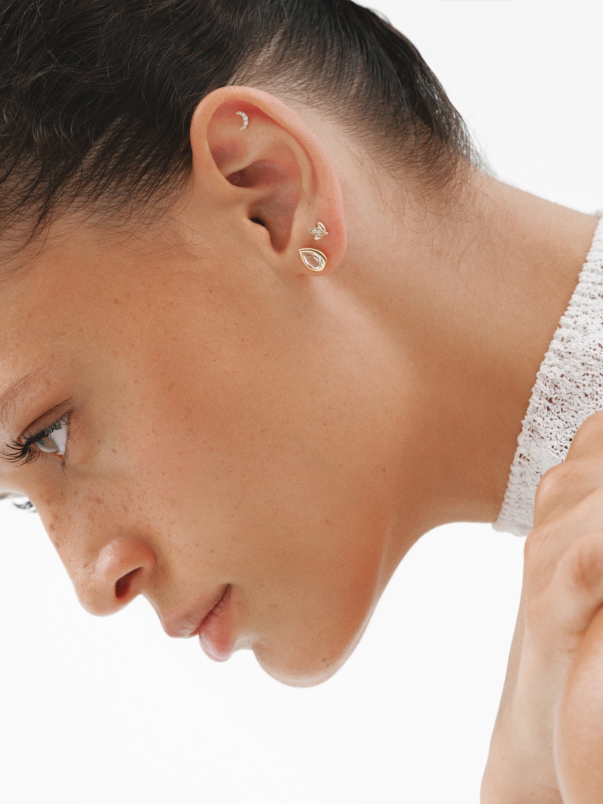 Piercing de oro amarillo de 18K con diamantes en talla brillante y forma de luna