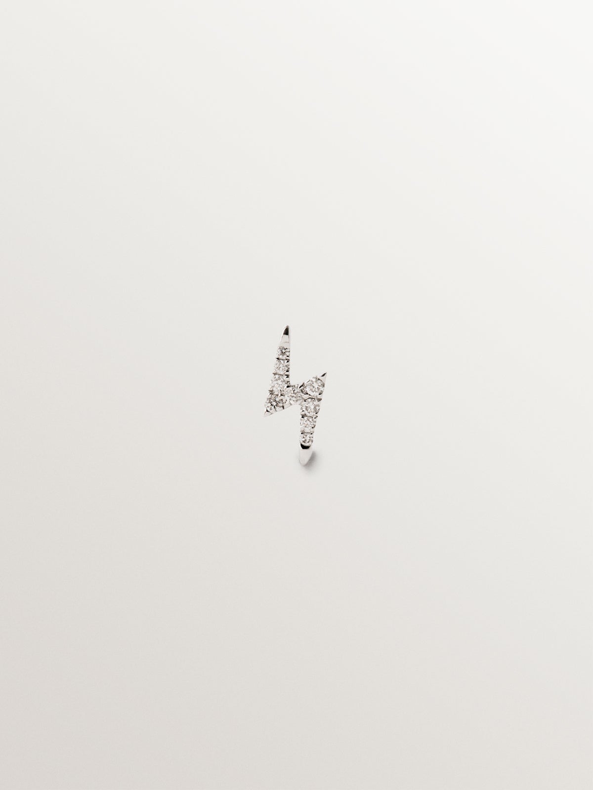 Piercing de oro blanco de 18K con diamantes en talla brillante y forma de rayo