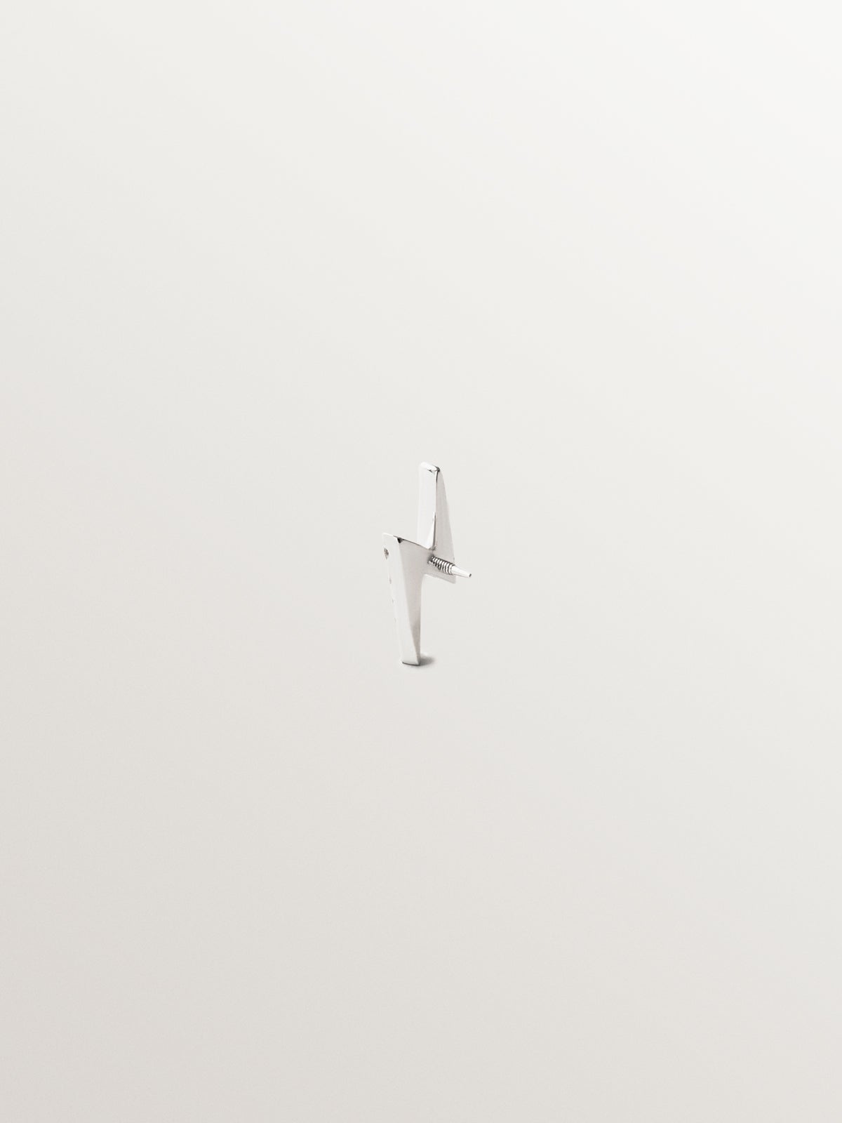 Piercing de oro blanco de 18K con diamantes en talla brillante y forma de rayo