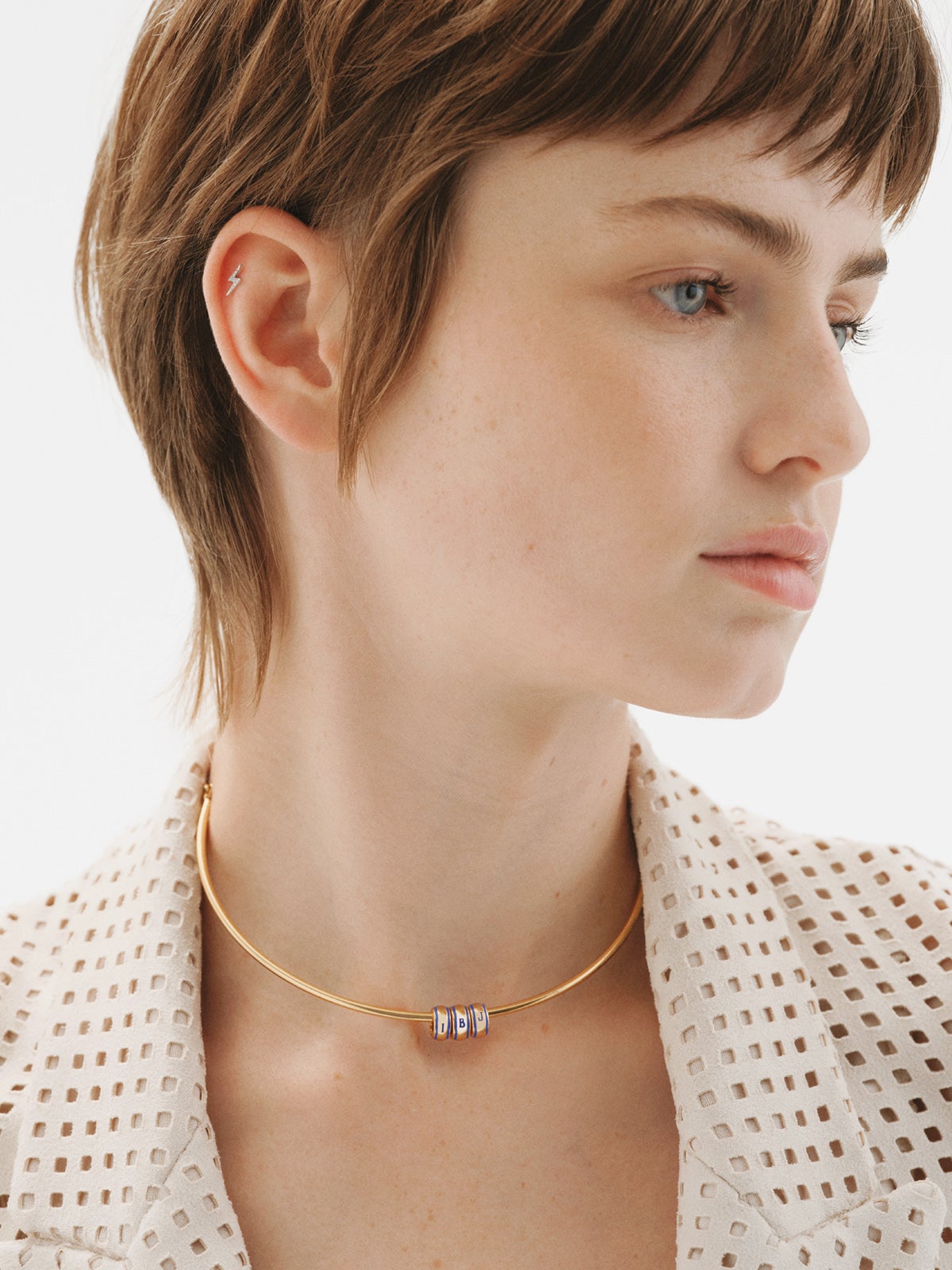 Piercing de oro blanco de 18K con diamantes en talla brillante y forma de rayo