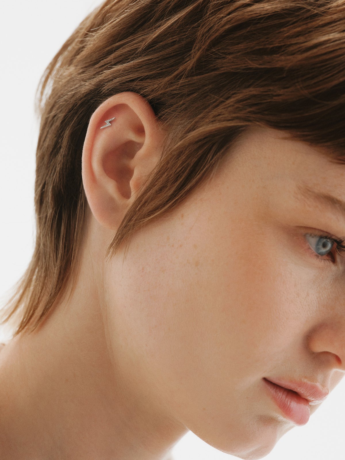 Piercing de oro blanco de 18K con diamantes en talla brillante y forma de rayo