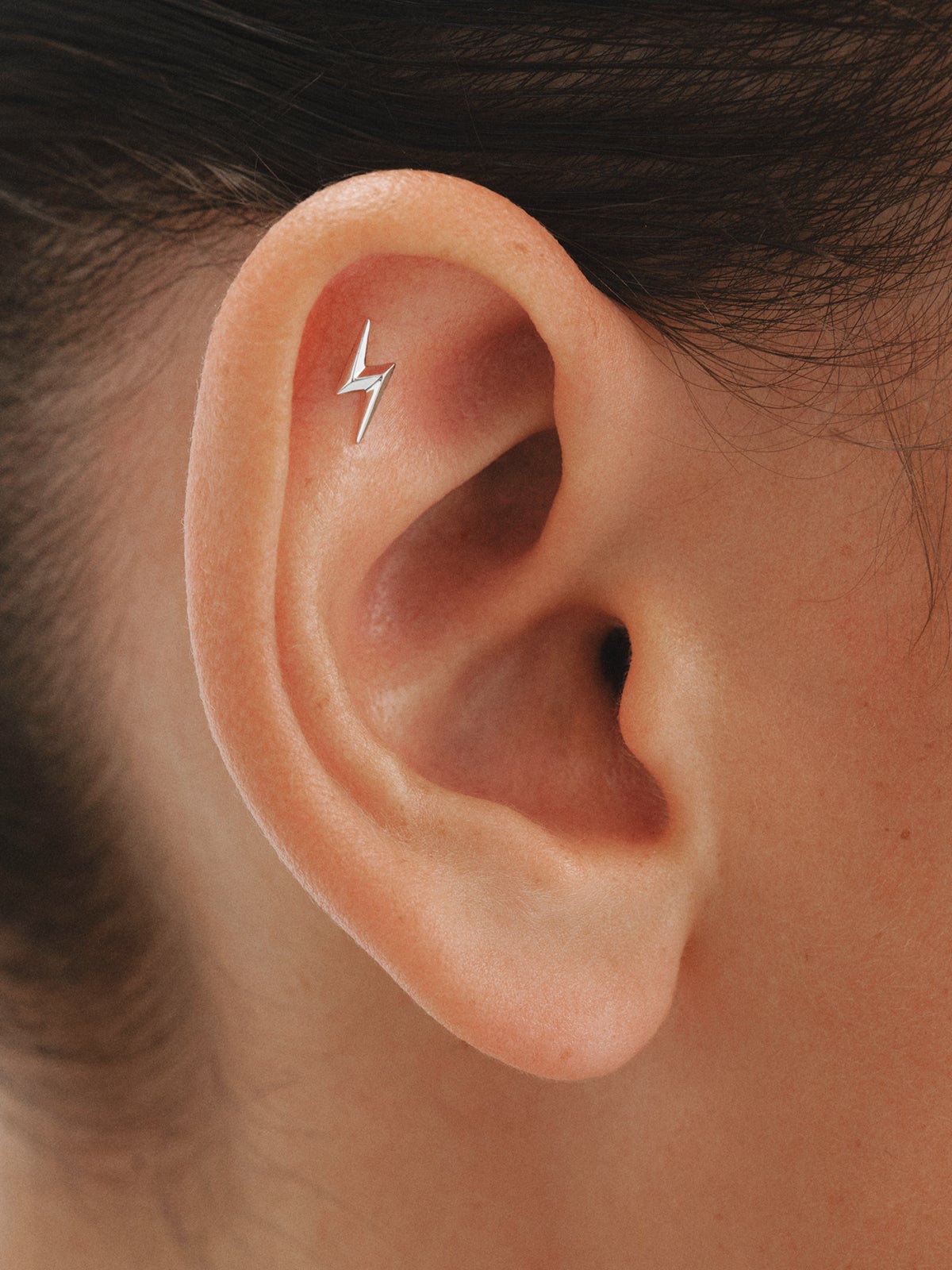 Piercing de oro blanco de 18K con forma de rayo