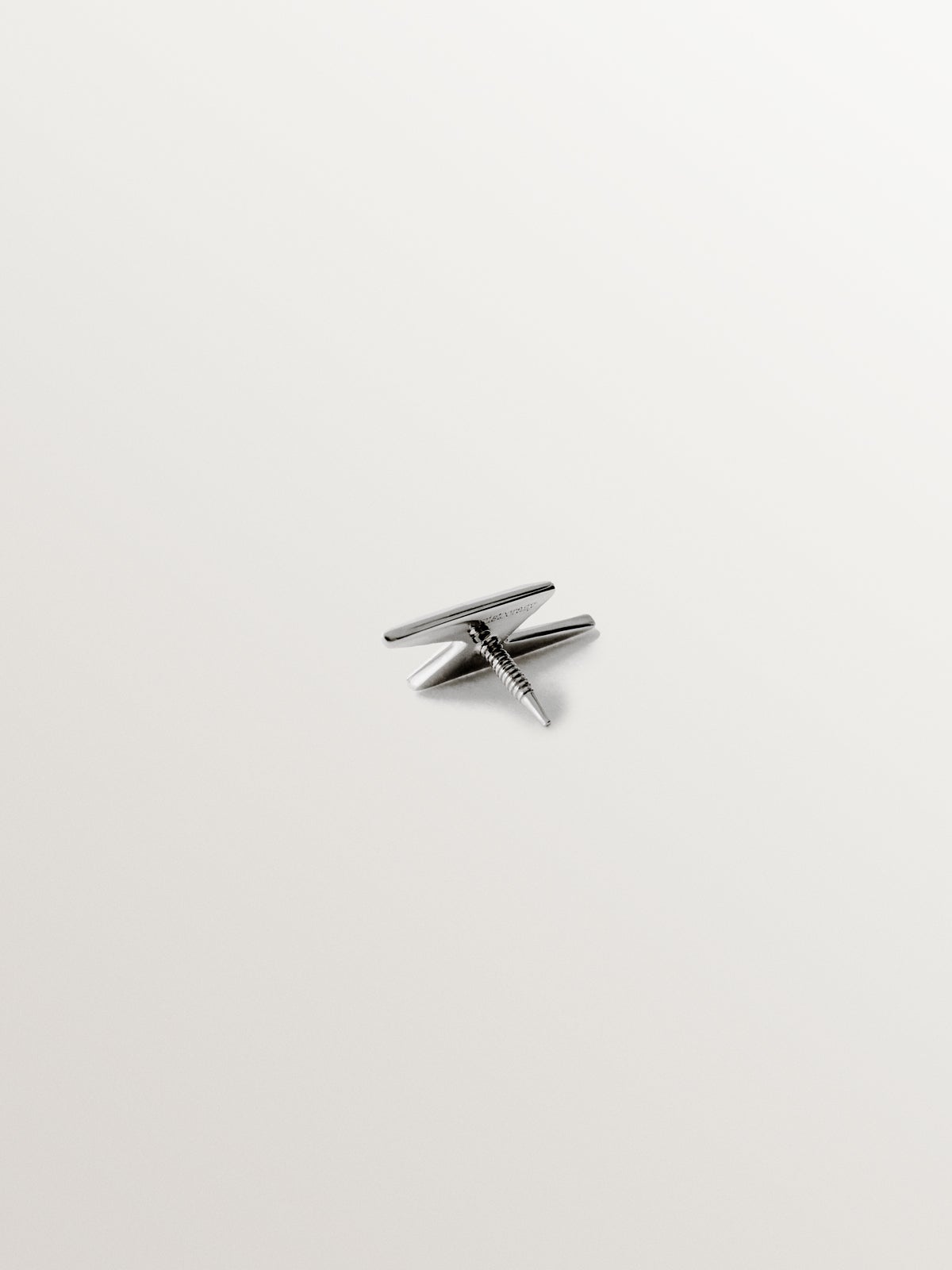 Piercing de oro blanco de 18K con forma de rayo