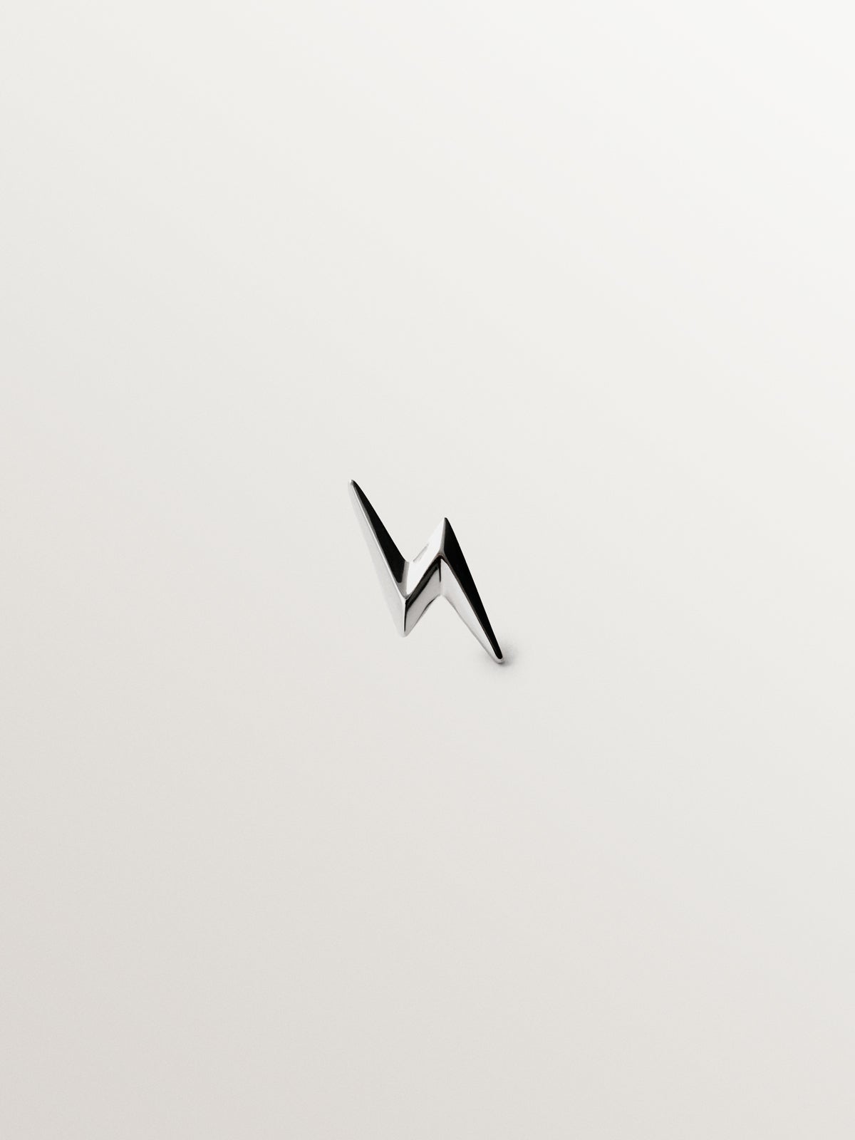 Piercing de oro blanco de 18K con forma de rayo