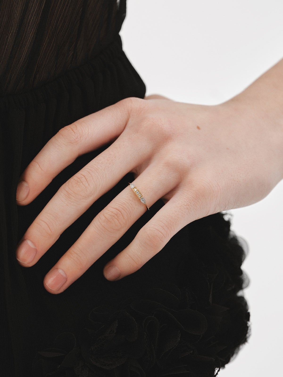 Anillo de oro blanco y amarillo de 18K con pavé de diamantes en talla brillante
