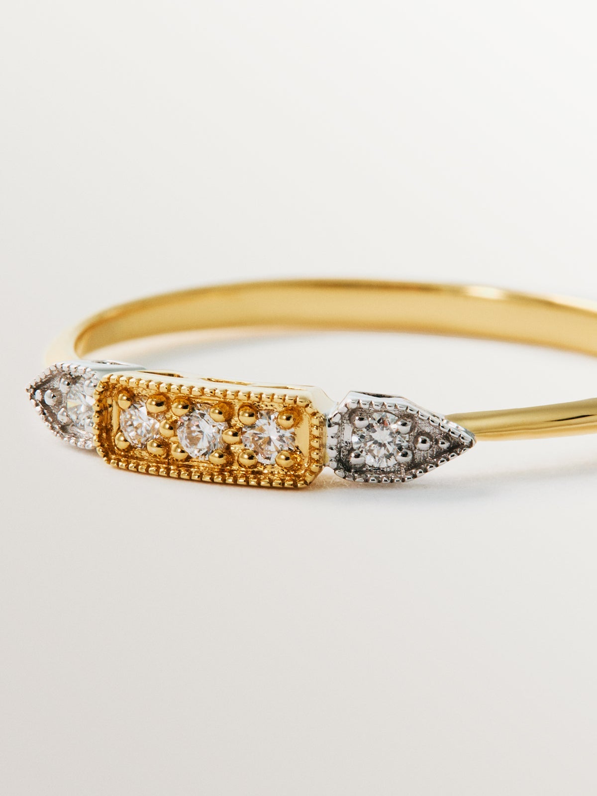 Anillo de oro blanco y amarillo de 18K con pavé de diamantes en talla brillante