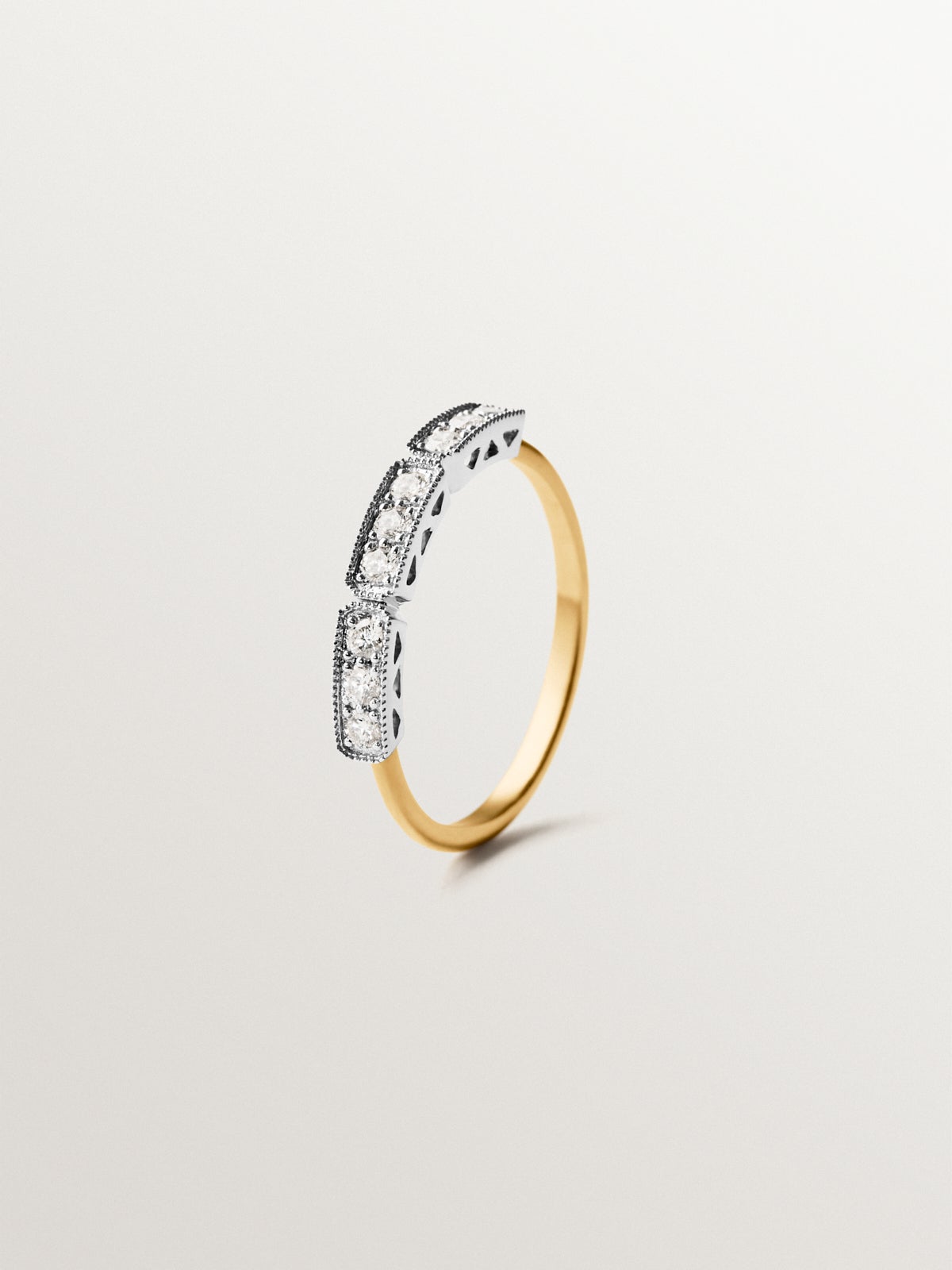 Anillo de oro blanco y amarillo de 18K con pavé de diamantes en talla brillante