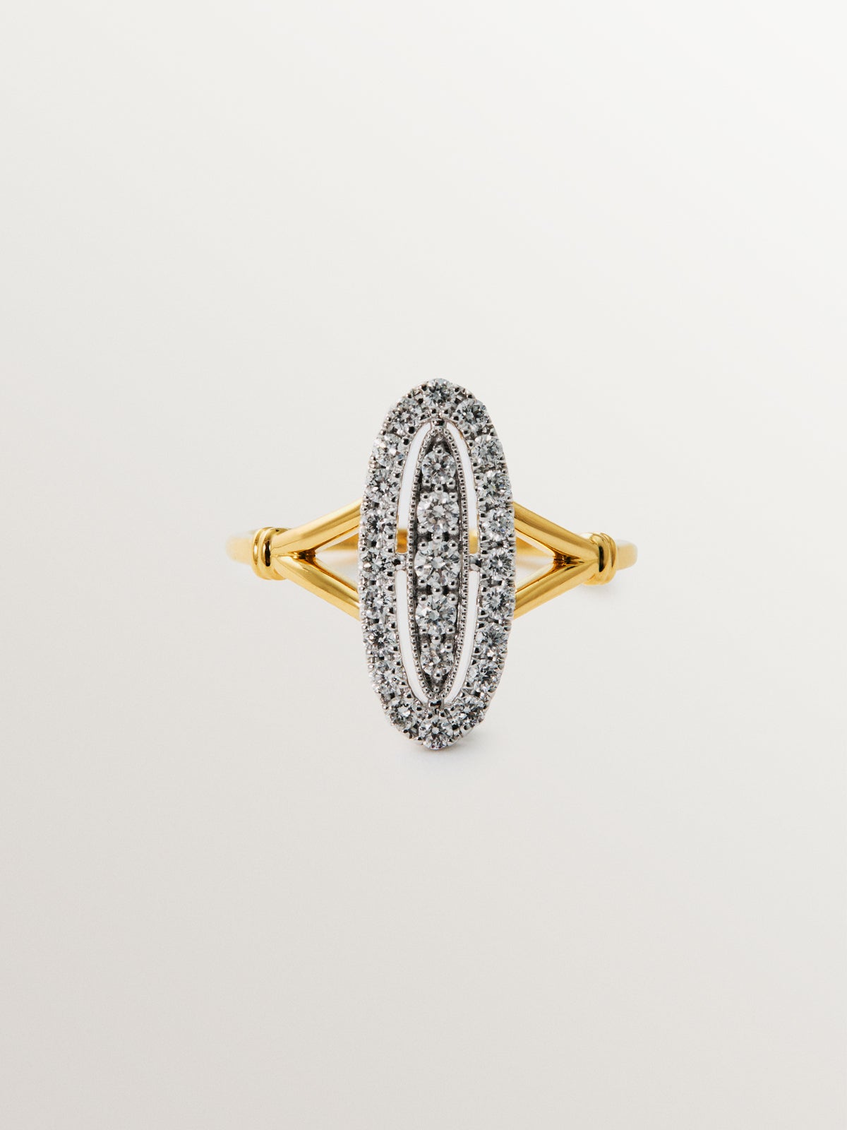 Anillo de oro blanco y amarillo de 18K con pavé de diamantes en talla brillante