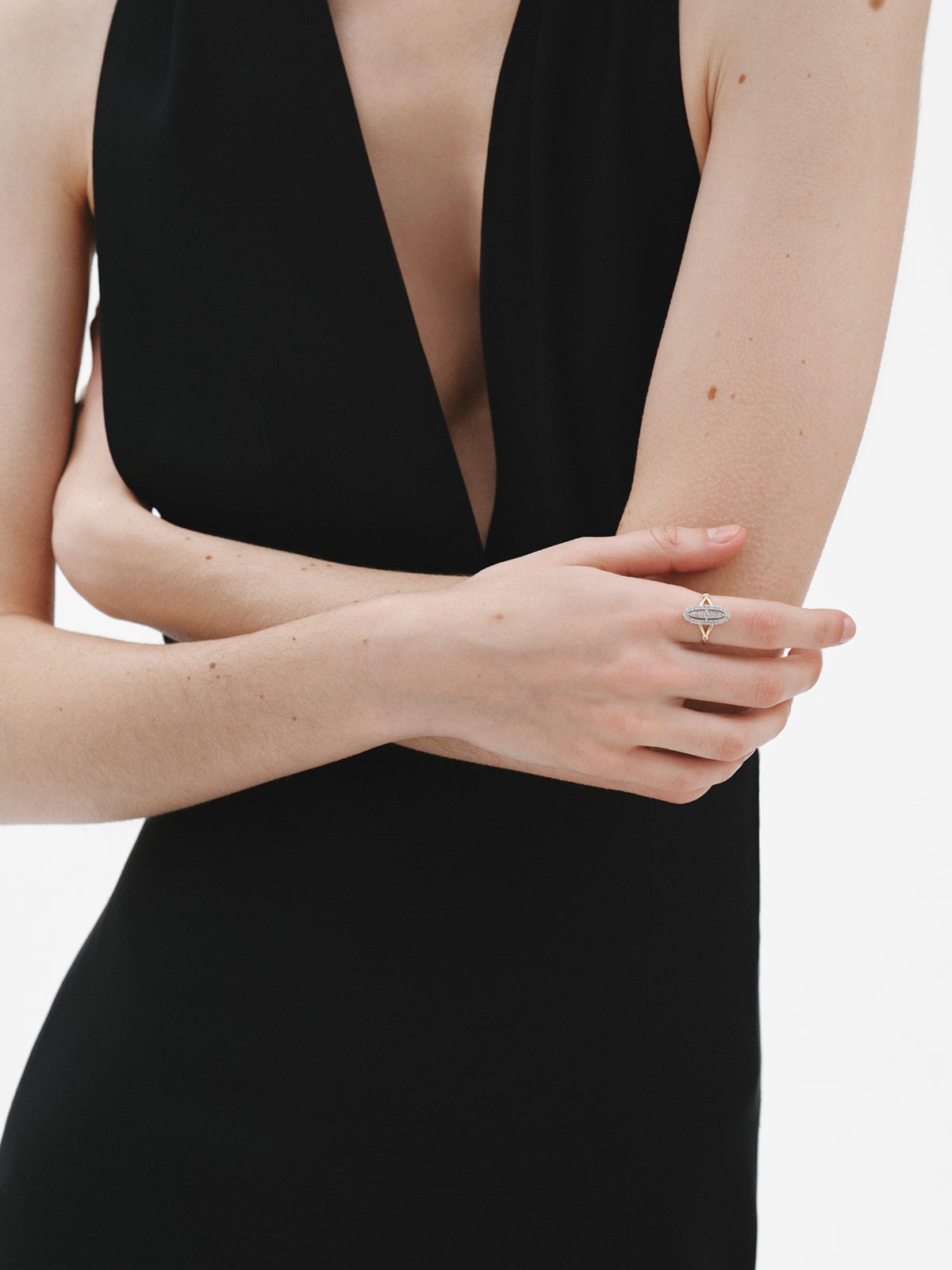 Anillo de oro blanco y amarillo de 18K con pavé de diamantes en talla brillante