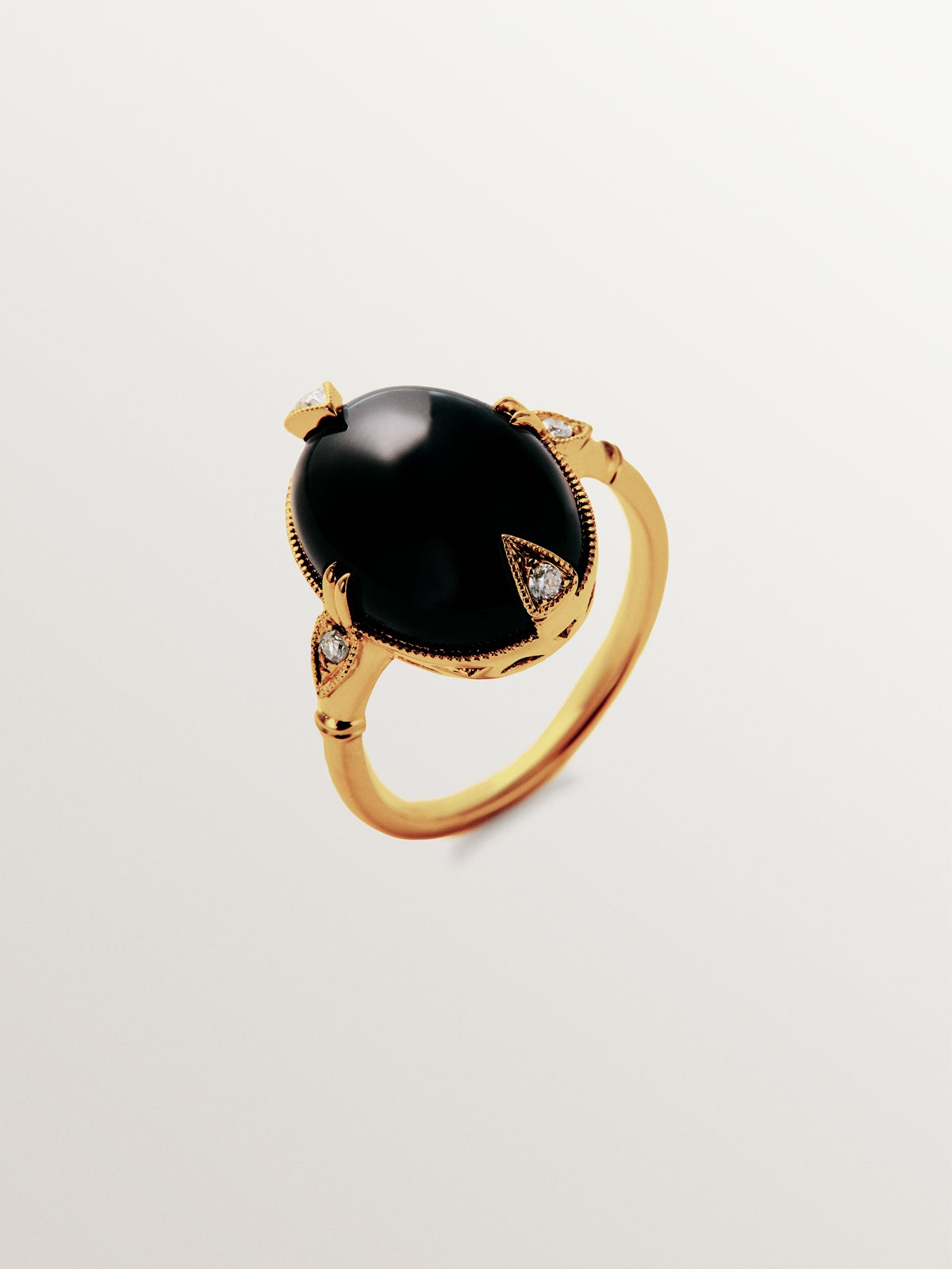 Anillo de oro amarillo de 18K con ónix negro y diamantes en talla brillante