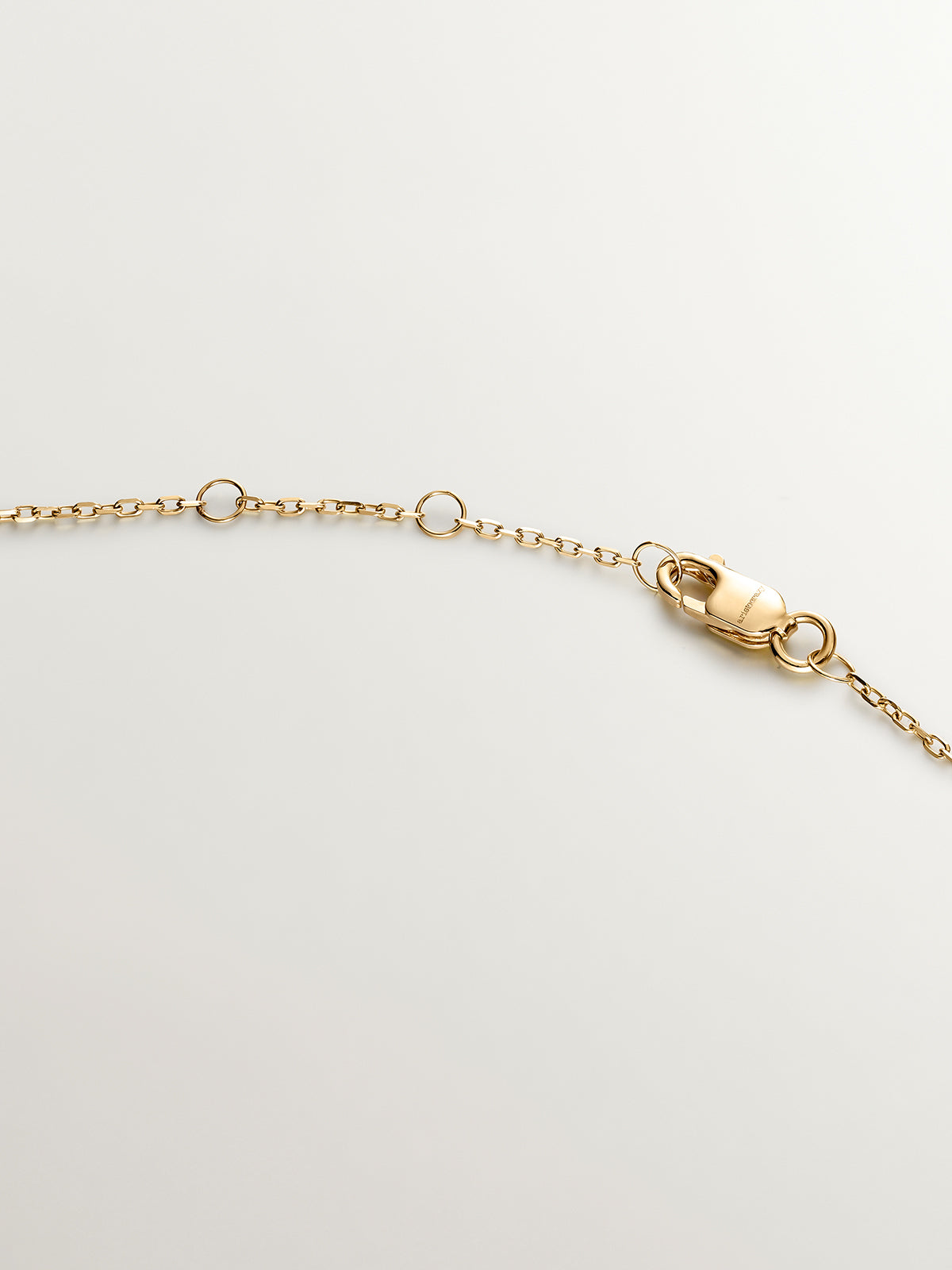 Colgante de oro blanco y amarillo de 18K con pavé de diamantes en talla brillante
