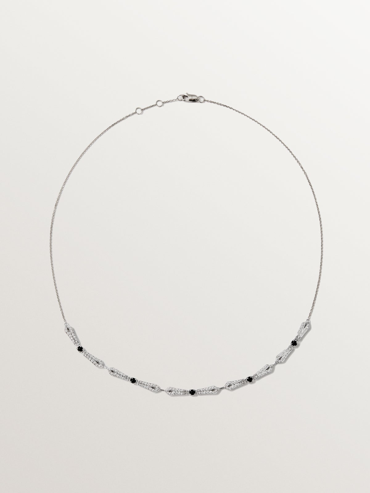 Colgante de oro blanco 18K con ónix negro y diamantes en talla brillante