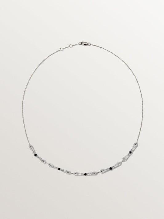 Colgante de oro blanco 18K con ónix negro y diamantes en talla brillante