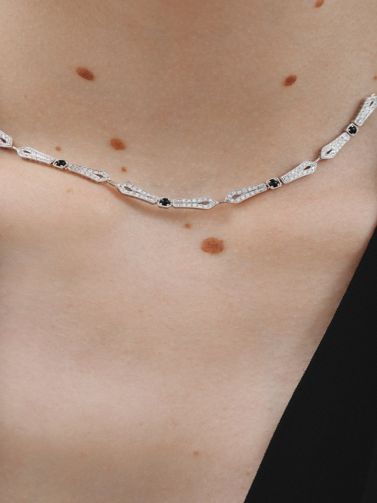 Colgante de oro blanco 18K con ónix negro y diamantes en talla brillante