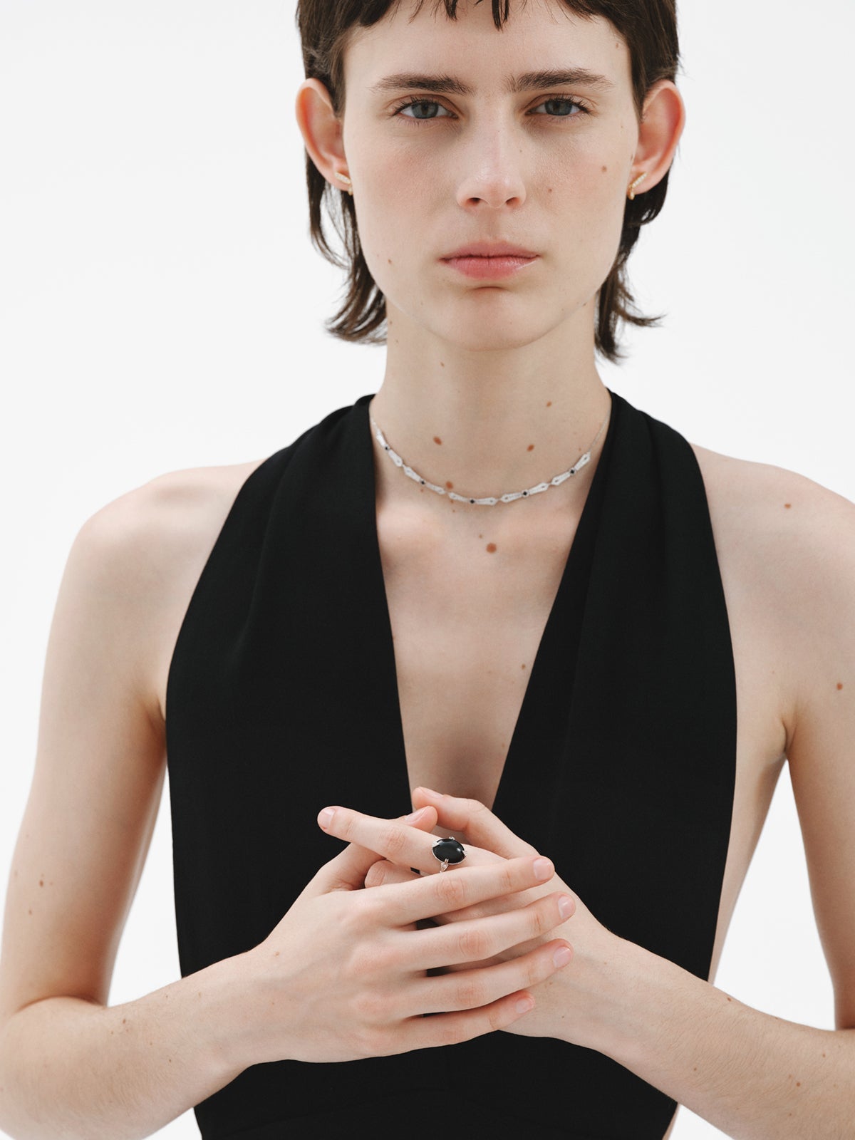 Colgante de oro blanco 18K con ónix negro y diamantes en talla brillante
