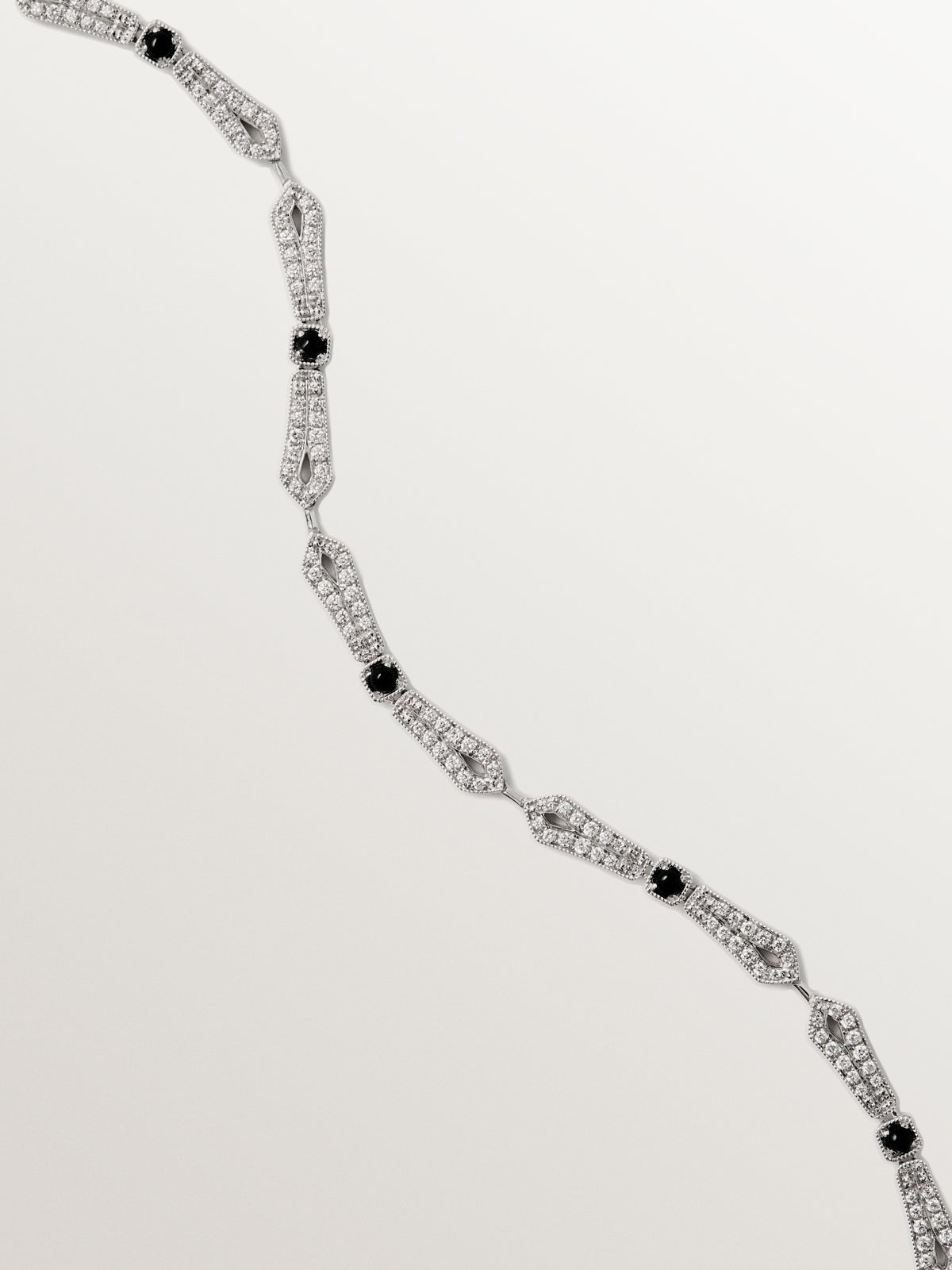 Colgante de oro blanco 18K con ónix negro y diamantes en talla brillante
