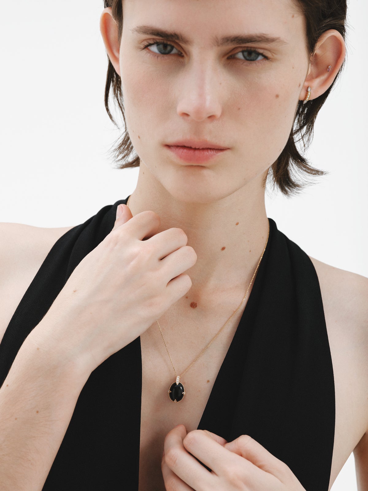 Pendentif En Or Jaune 18 Carats Avec Onyx Noir Et 9 Diamants Naturels - Ovale 10x12mm
