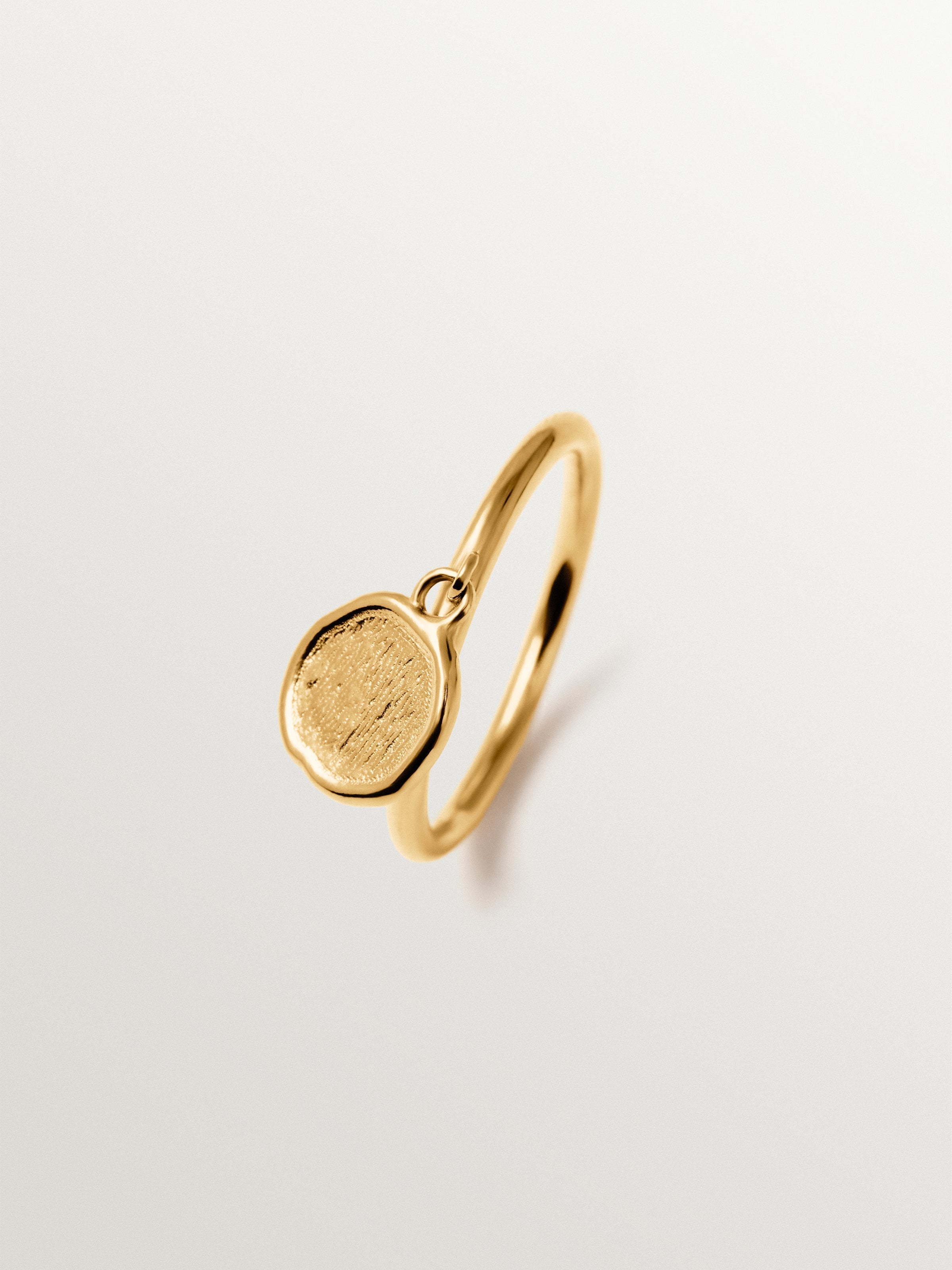 Anillo con motivo colgante de plata 925 bañada en oro de 18K