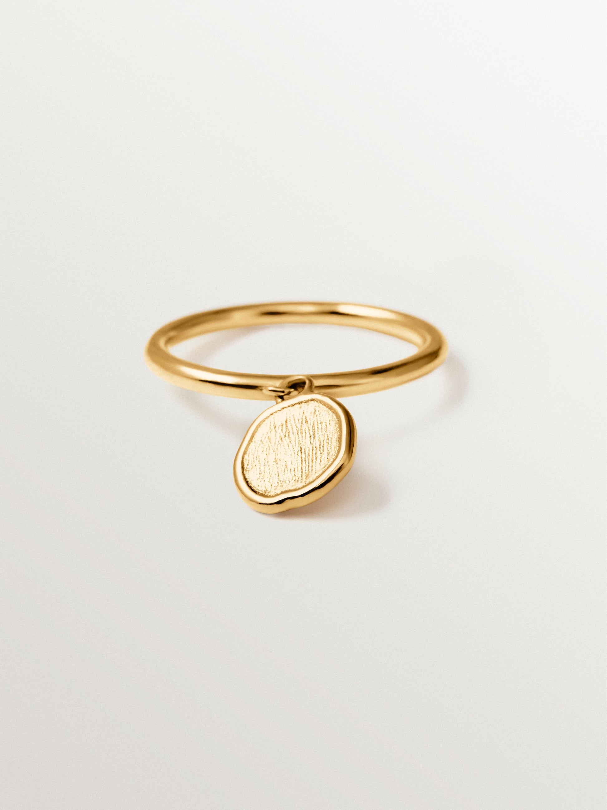 Anillo con motivo colgante de plata 925 bañada en oro de 18K