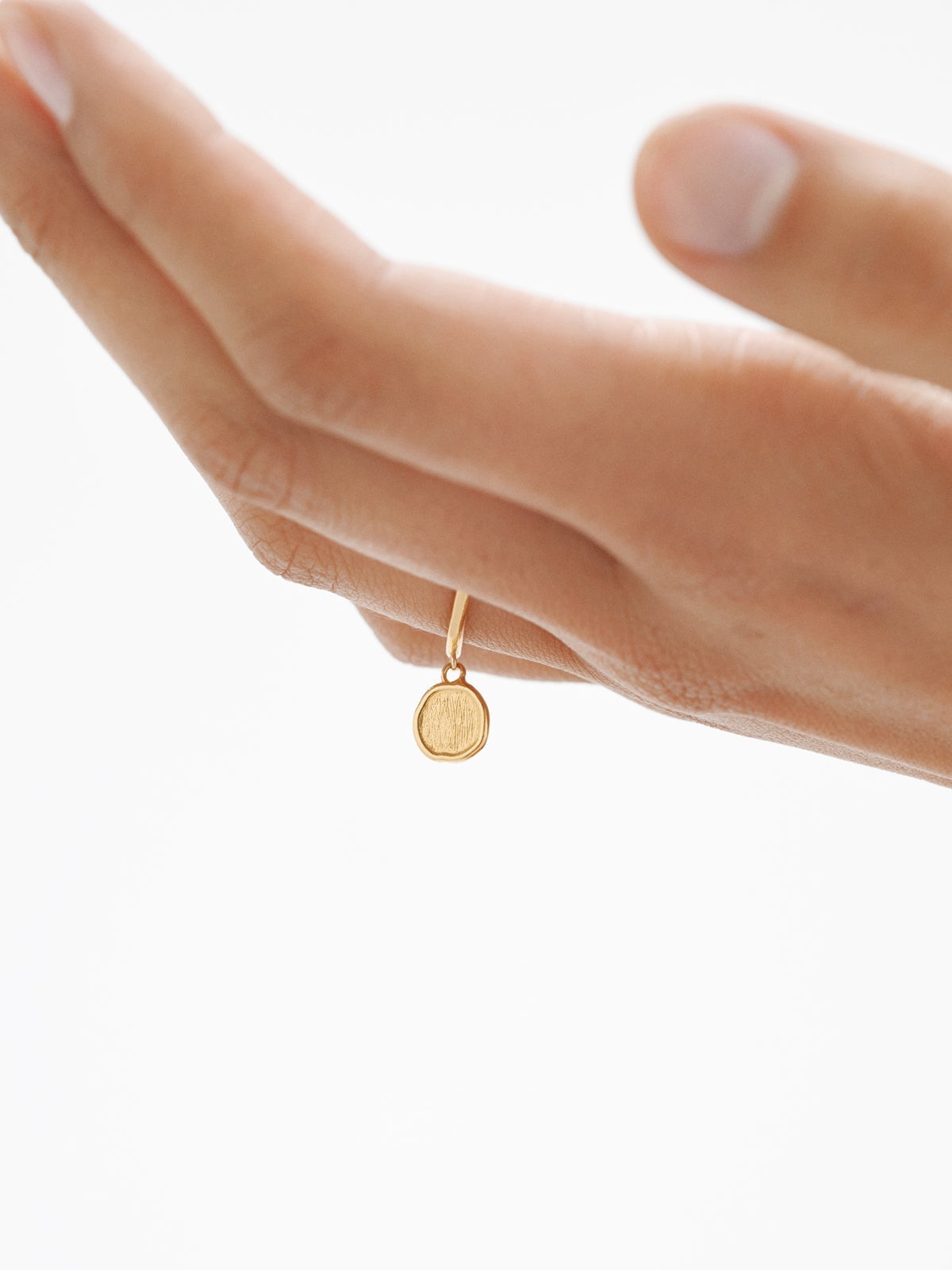 Anillo con motivo colgante de plata 925 bañada en oro de 18K