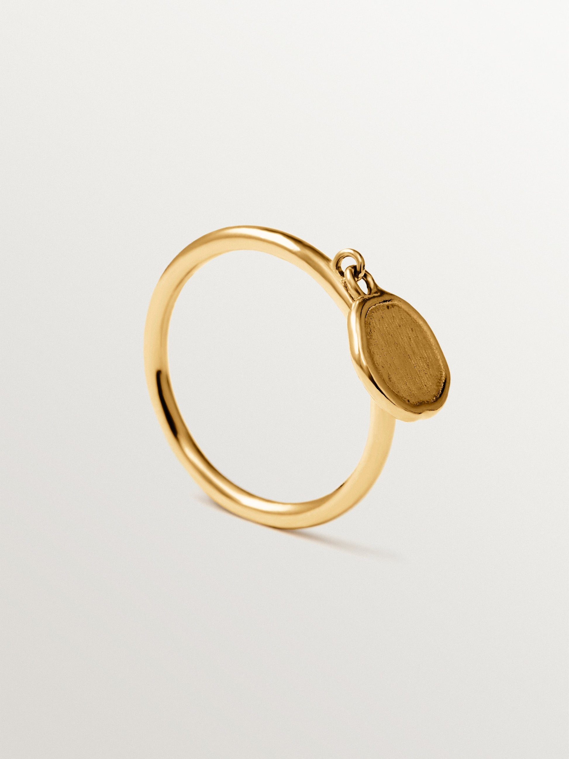 Anillo con motivo colgante de plata 925 bañada en oro de 18K