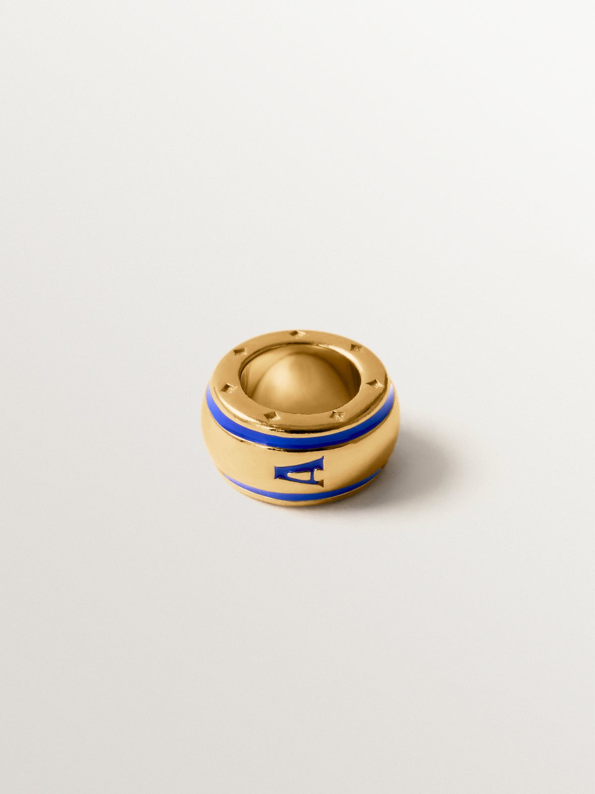 Charm con inicial A de plata 925 bañada en oro amarillo de 18K y esmalte azul con forma circular