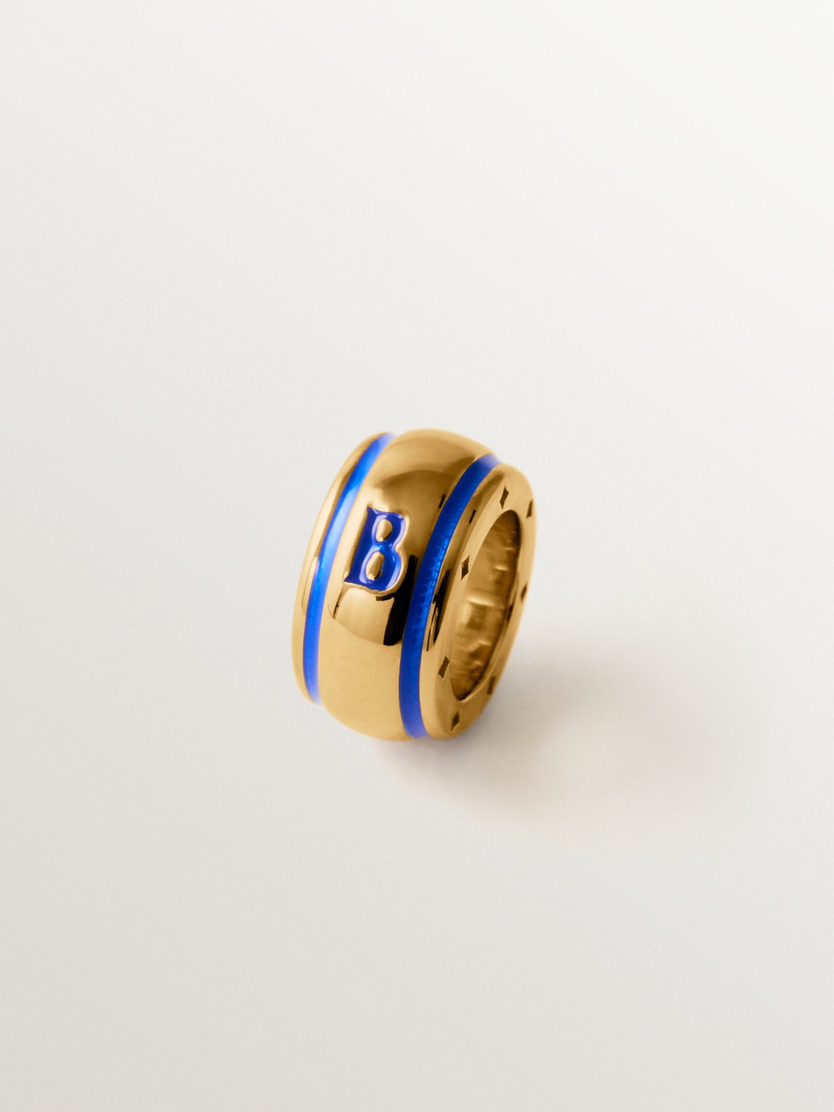 Charm con inicial B de plata 925 bañada en oro amarillo de 18K y esmalte azul con forma circular