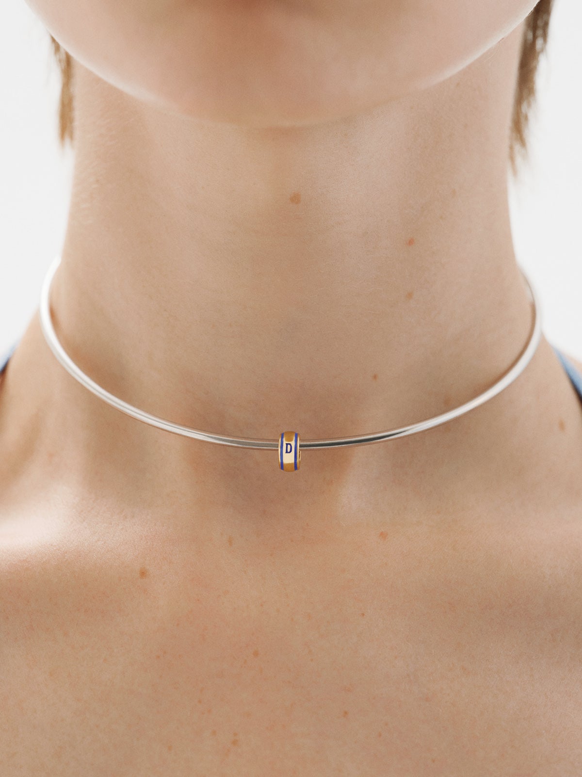 Charm con inicial D de plata 925 bañada en oro amarillo de 18K y esmalte azul con forma circular