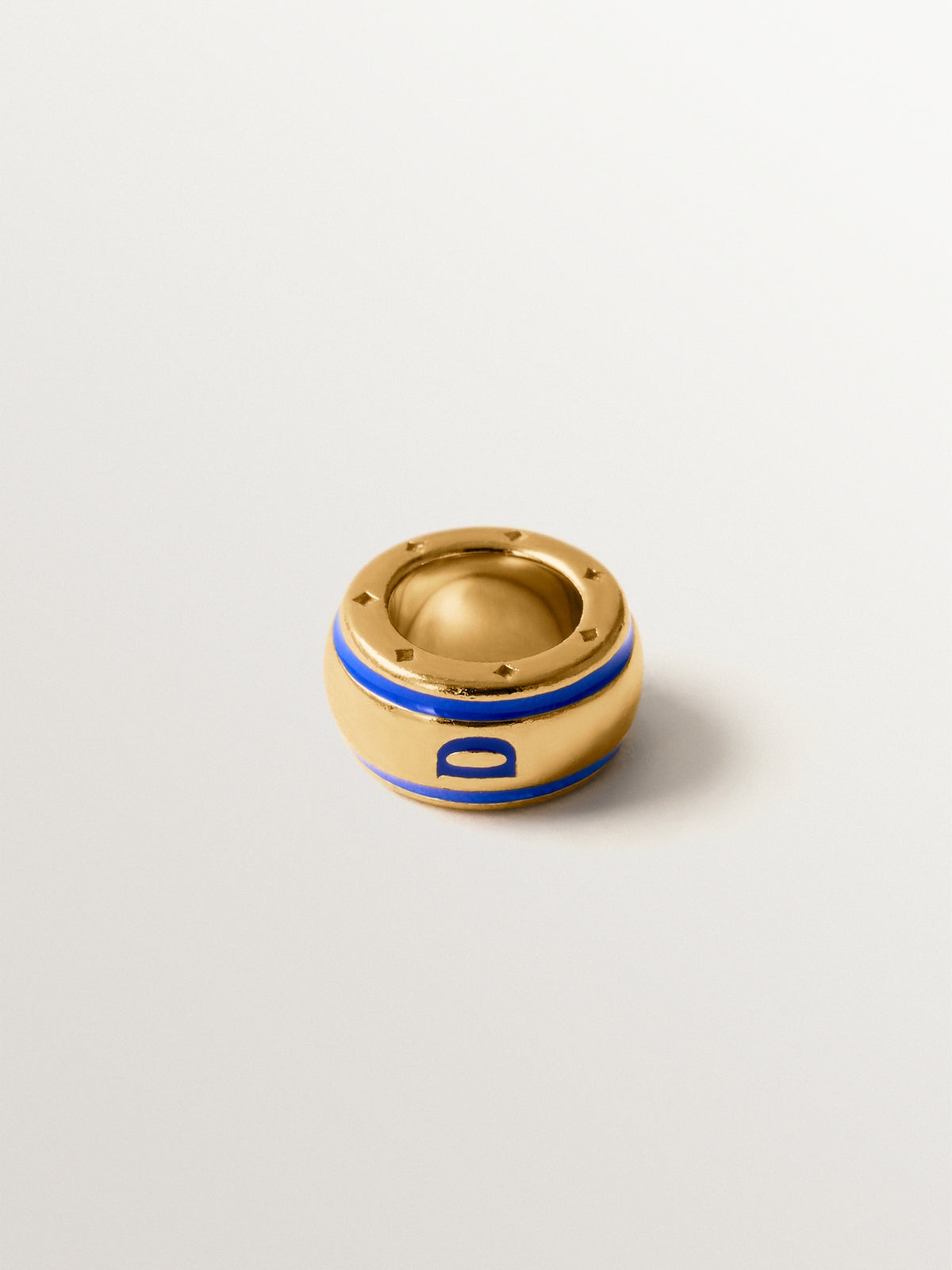 Charm con inicial D de plata 925 bañada en oro amarillo de 18K y esmalte azul con forma circular