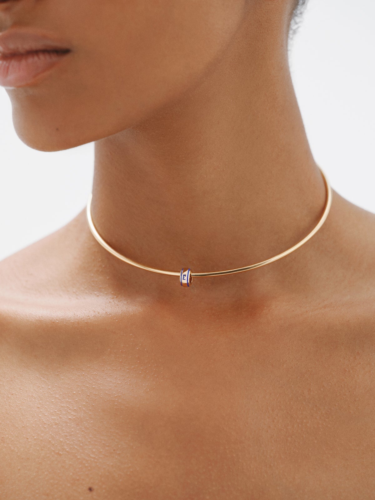 Charm con inicial E de plata 925 bañada en oro amarillo de 18K y esmalte azul con forma circular